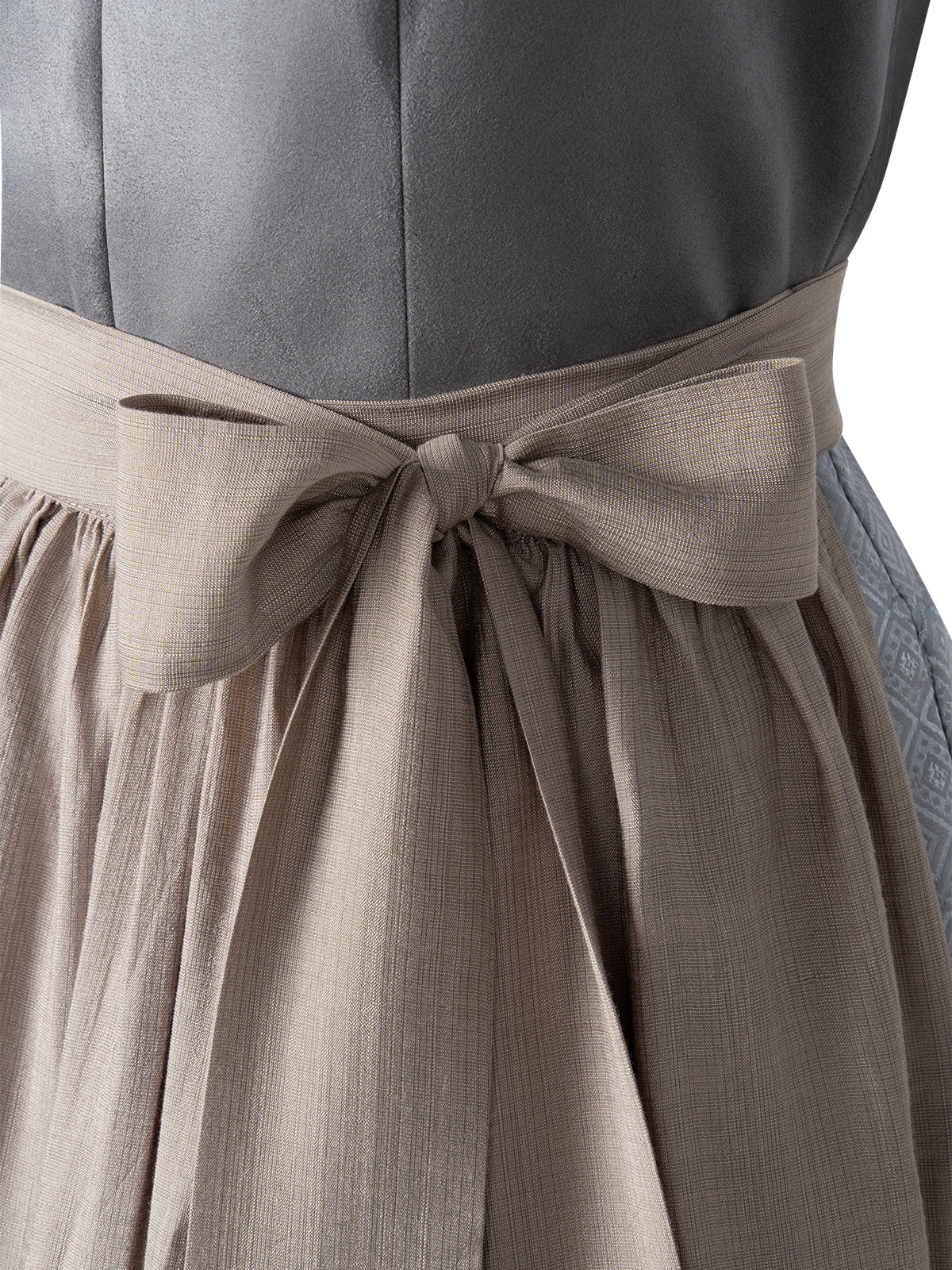 Wiga – Elegantes Trachtenkleid in Grau mit strukturierter Optik