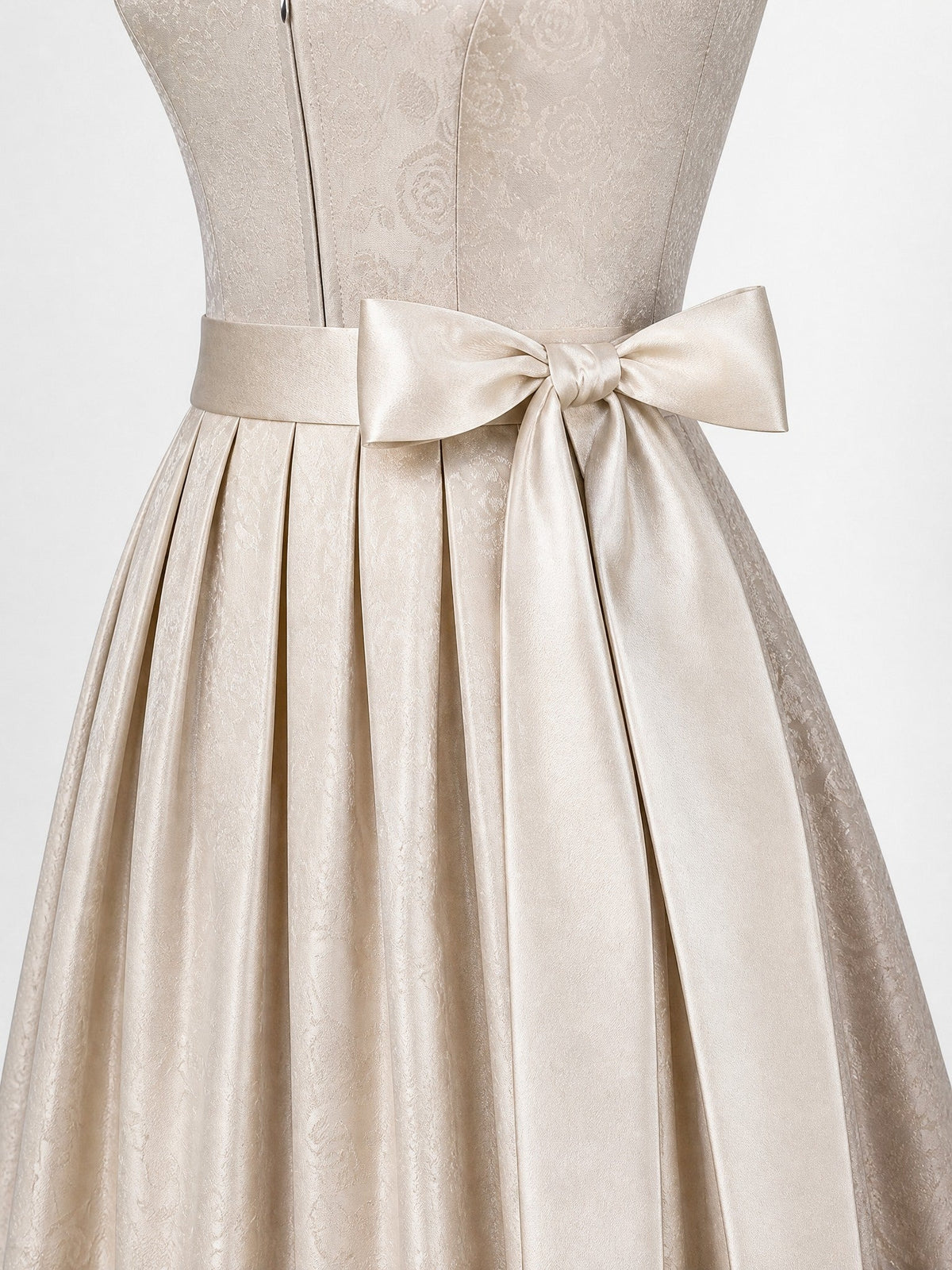 Dirndl Felicia in Beigegrau mit Champagner Schürze - Detailansicht Taille und Schleife