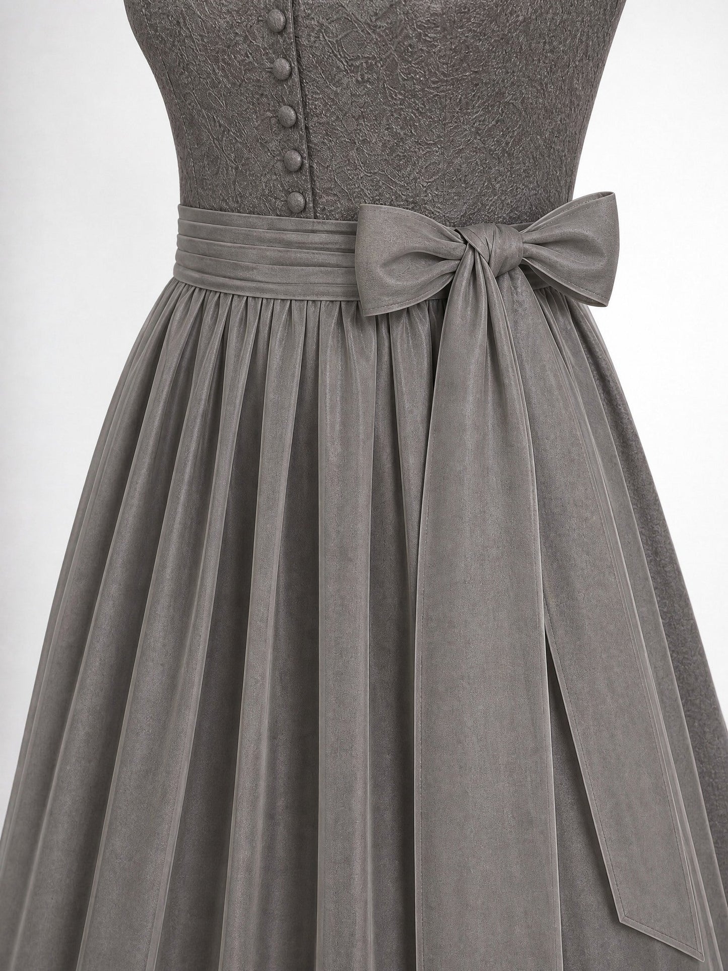 Dirndl Lia in Salbeigrün mit Perlgrau Schürze - Detailansicht Taille und Schleife