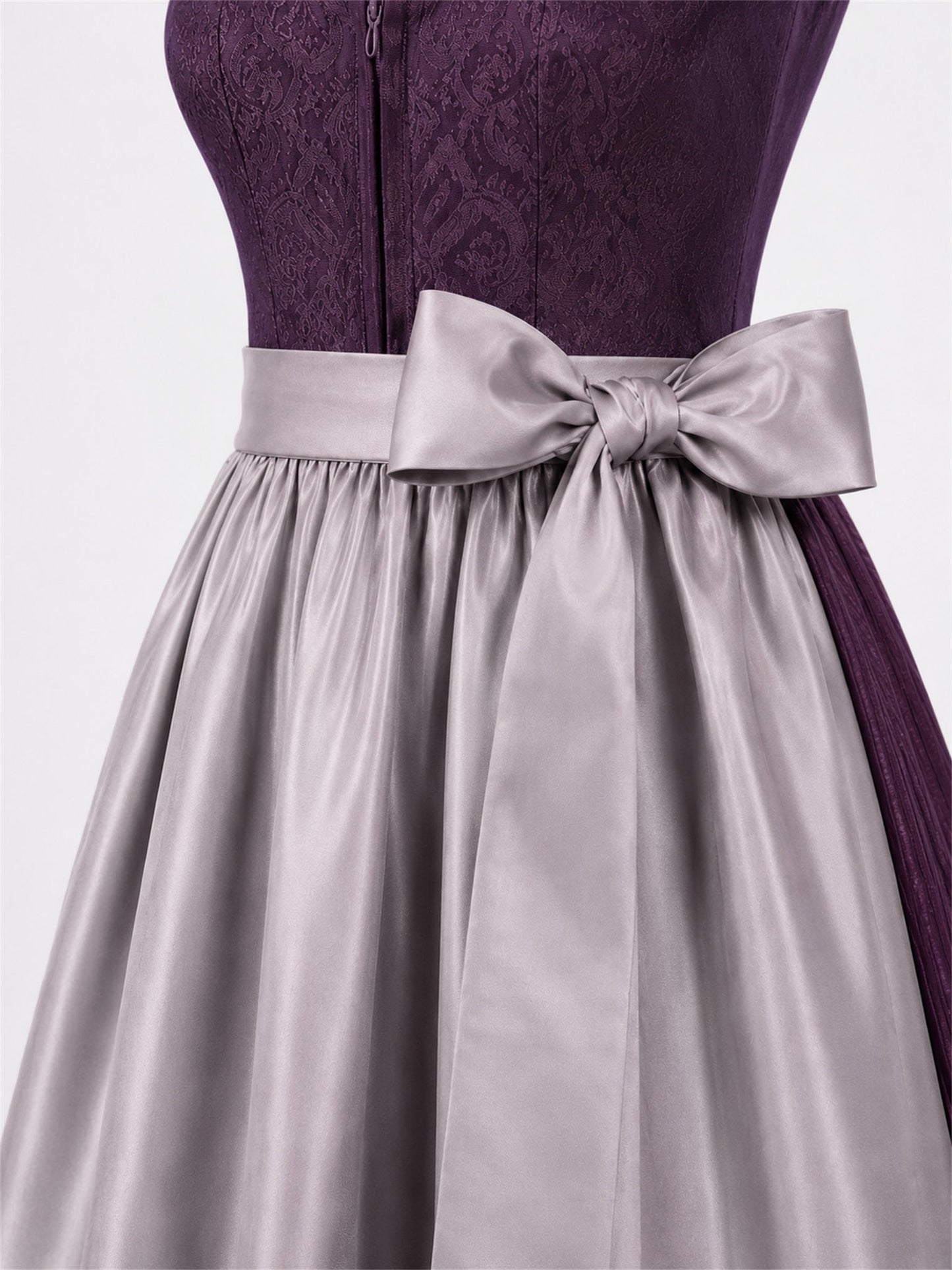 Damast Dirndl Aubergine Mit Eckigem Ausschnitt Anika Dirndl im traditionellen Stil in Grau