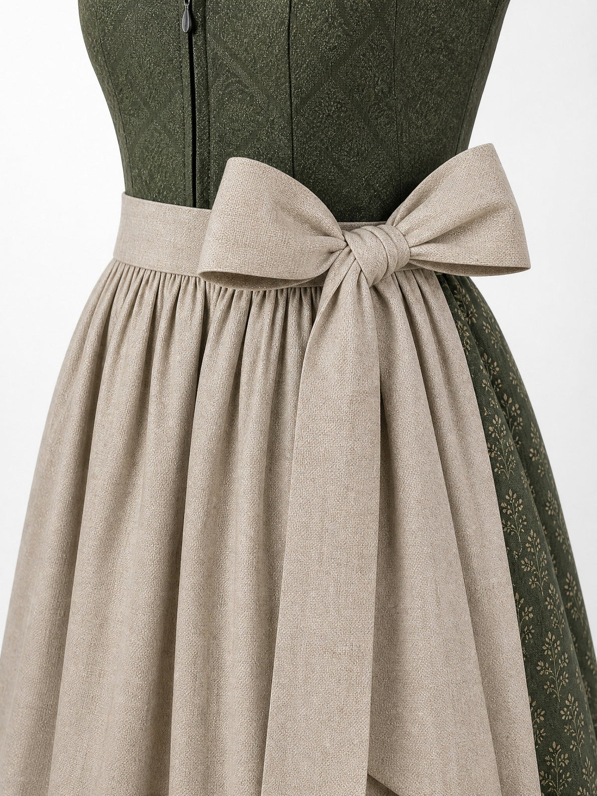 Dirndl Anna in Waldgrün mit Haferbeige Schürze - Detailansicht Taille und Schleife