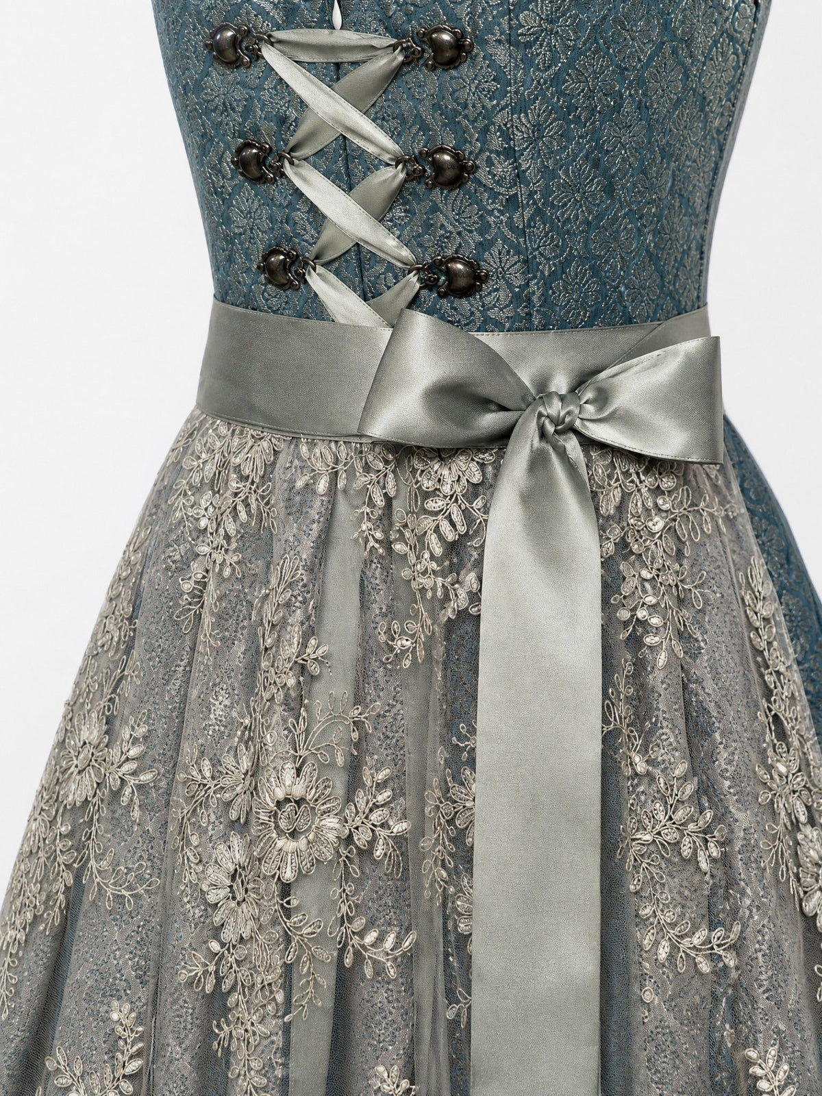 Dirndl Carla in Rauchpetrol mit Pewtergrau Schürze - Detailansicht Taille und Schleife