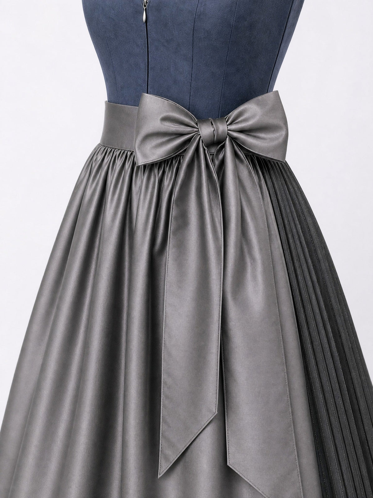 Dirndl Lara in Stahlblau mit Sturmgrau Schürze - Detailansicht Taille und Schleife