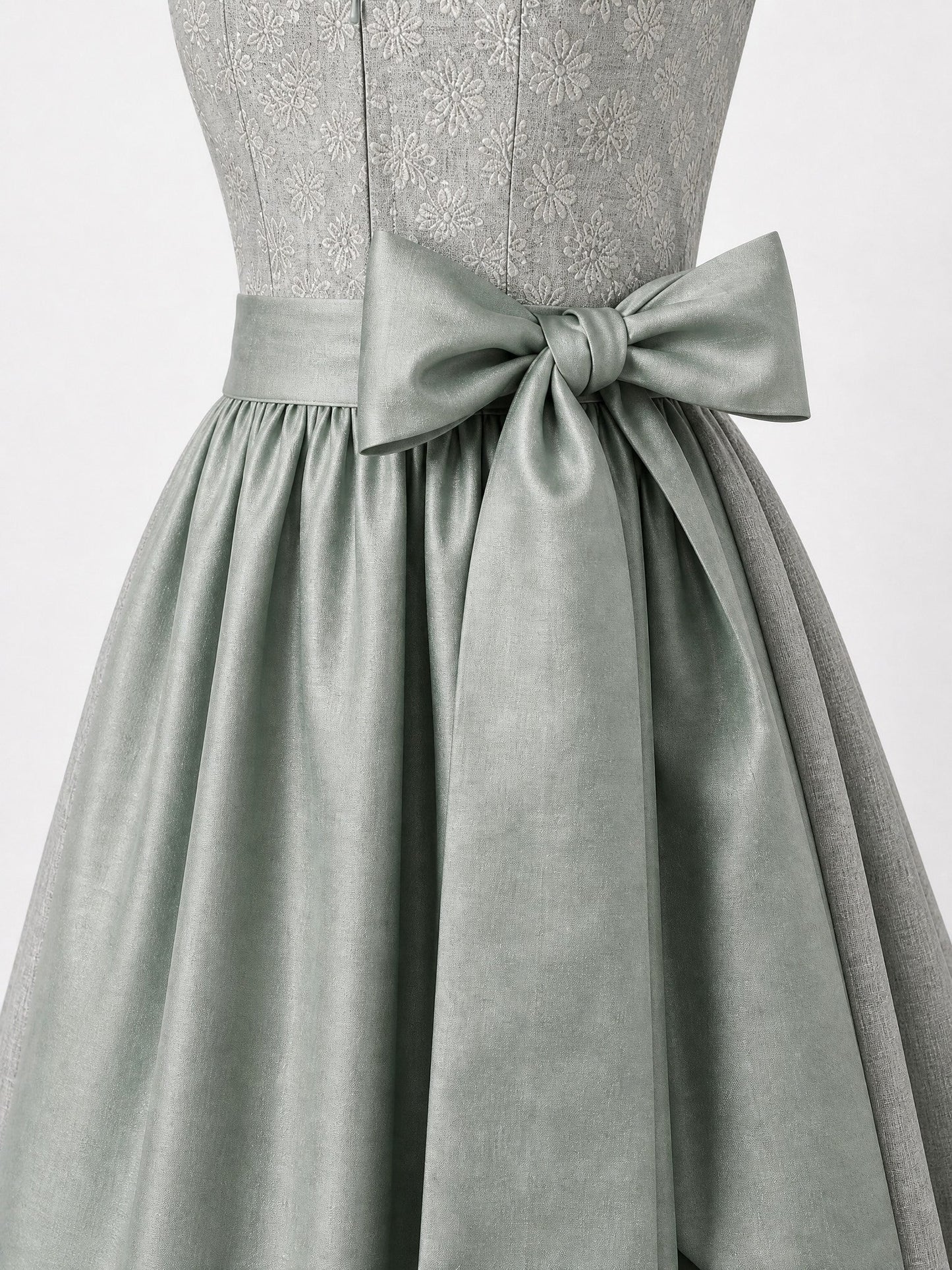 Dirndl Rosalie in Flechtengrau mit Salbeigrün Schürze - Detailansicht Taille und Schleife