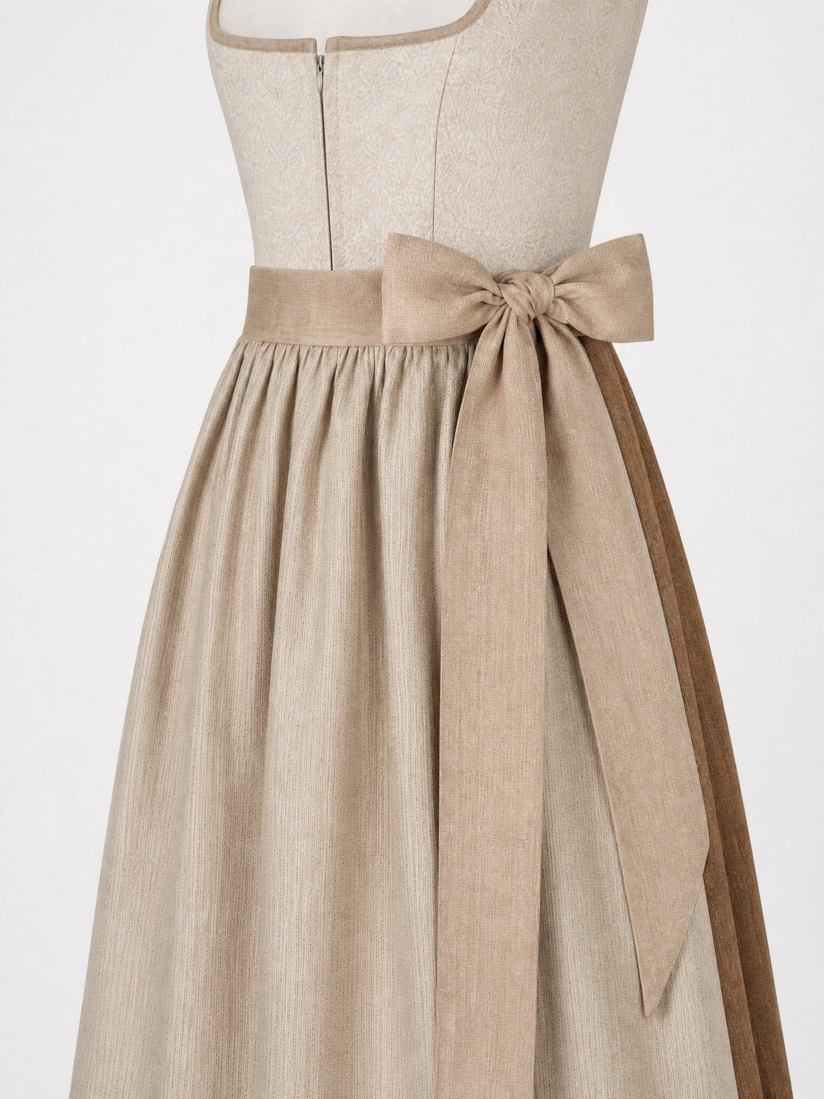 Dirndl Zoe in Haferbeige mit Warmer Sand Schürze - Detailansicht Taille und Schleife