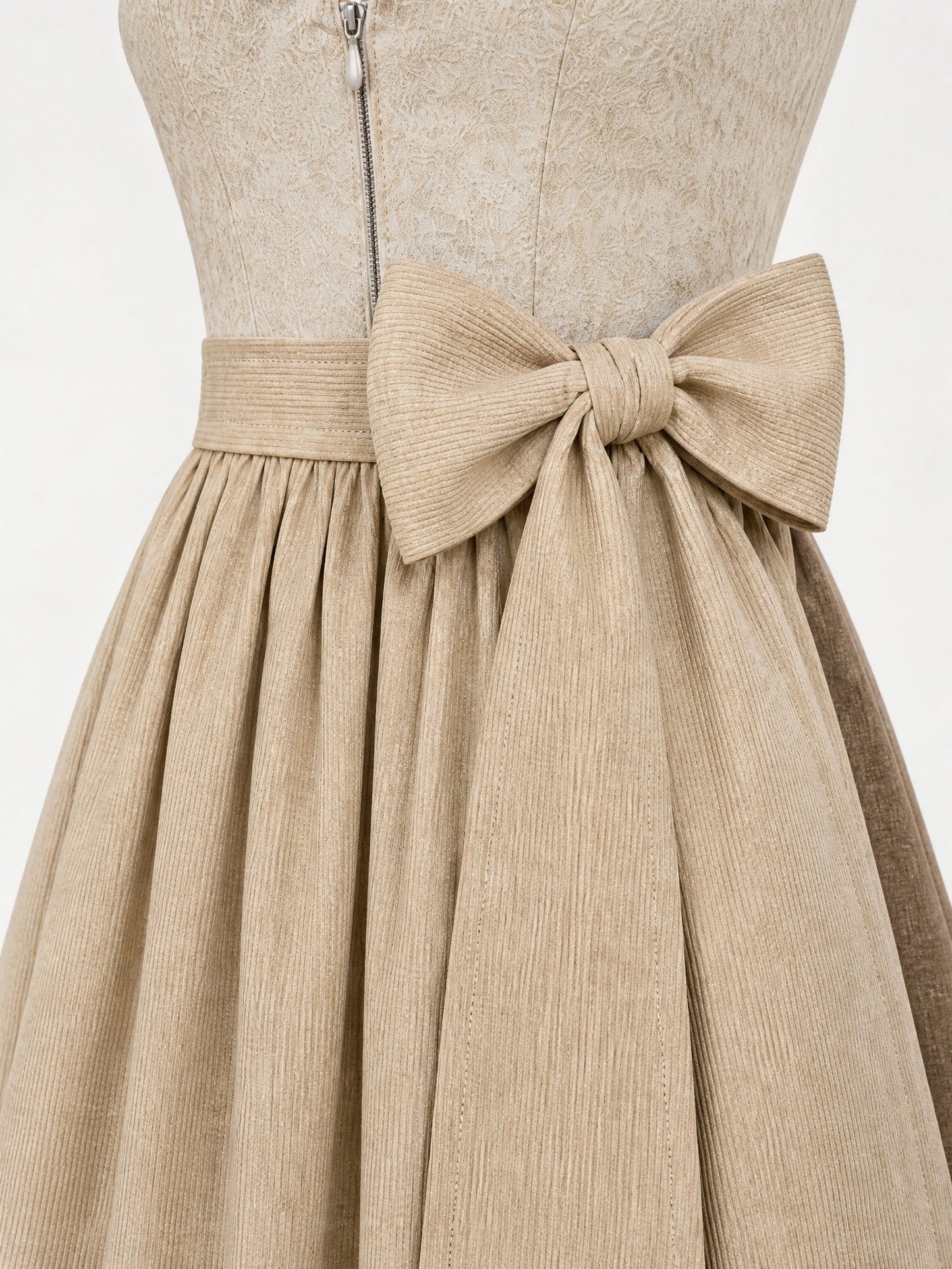 Dirndl Nela in Haferbeige mit Warmer Sand Schürze - Detailansicht Taille und Schleife