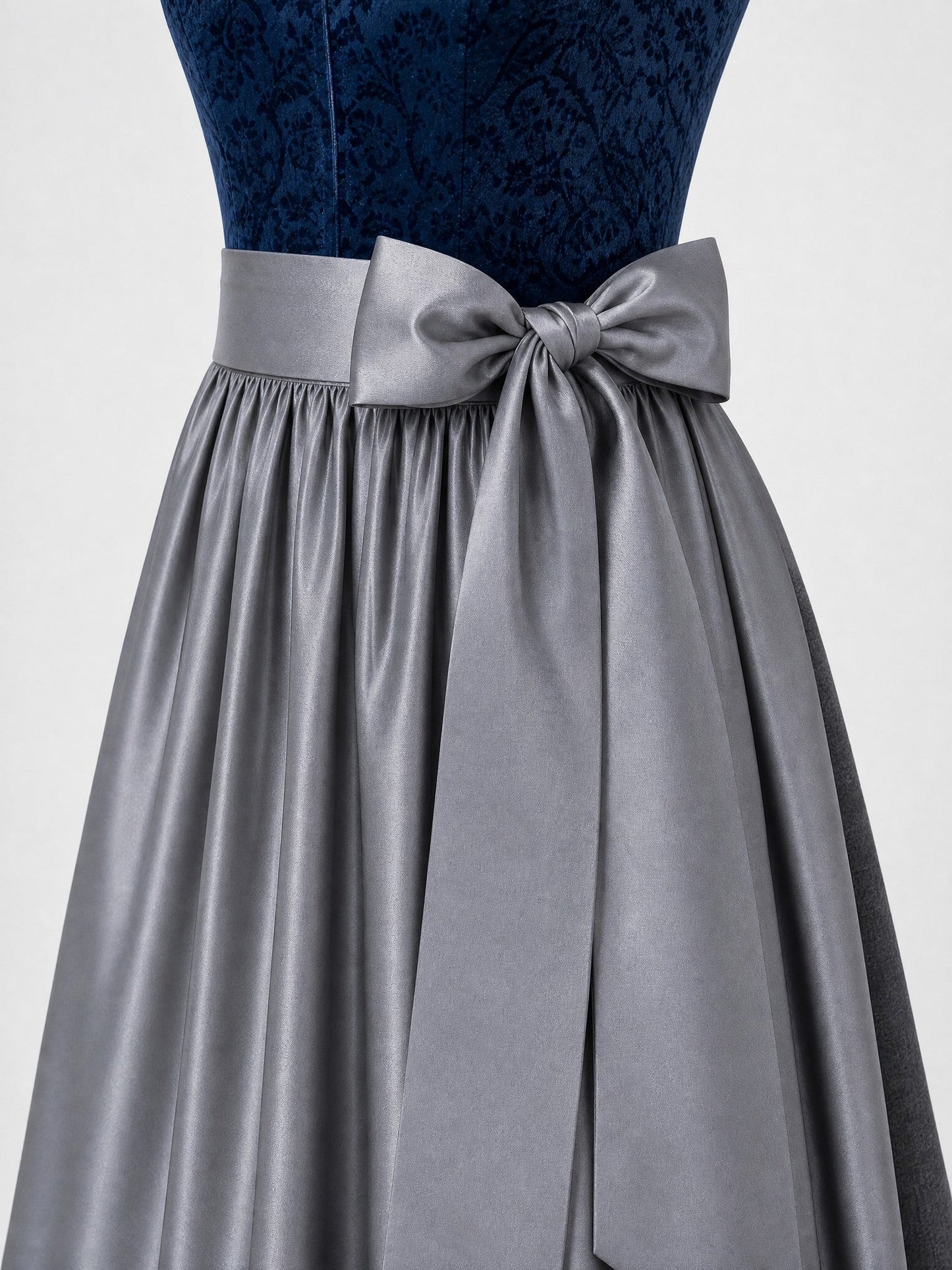 Dirndl Anna in Dunkelpetrol mit Schiefergrau Schürze - Detailansicht Taille und Schleife
