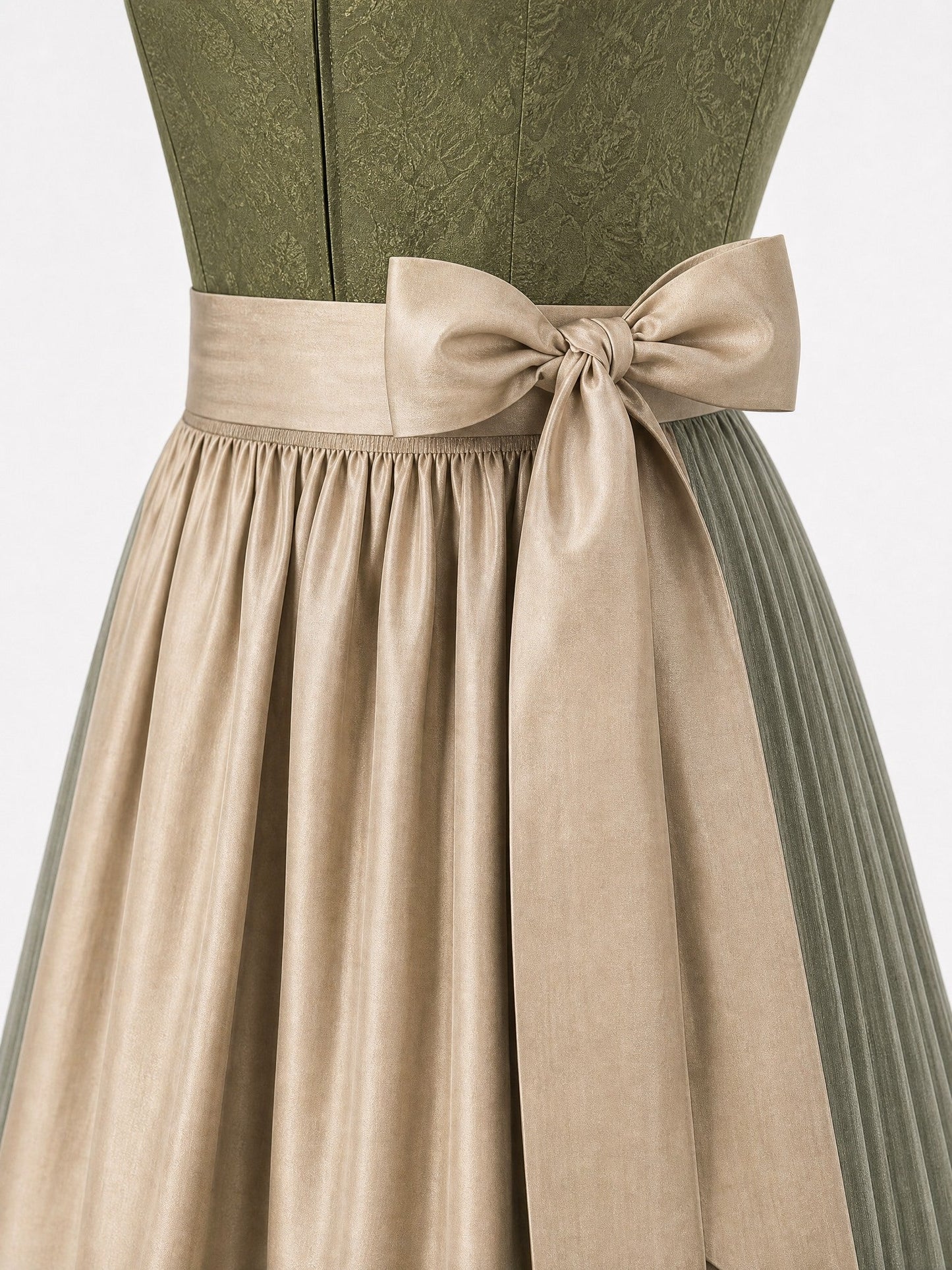 Dirndl Isabel in Moosgrün mit Warmer Sand Schürze - Detailansicht Taille und Schleife