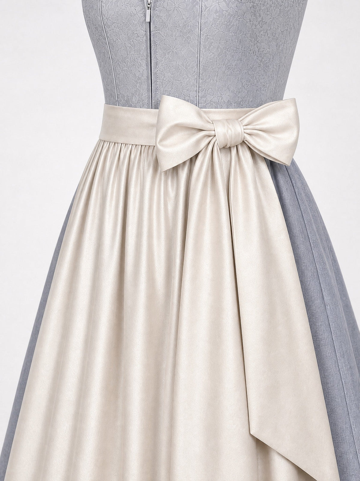 Dirndl Lotta in Perlgrau mit Elfenbein Schürze - Detailansicht Taille und Schleife