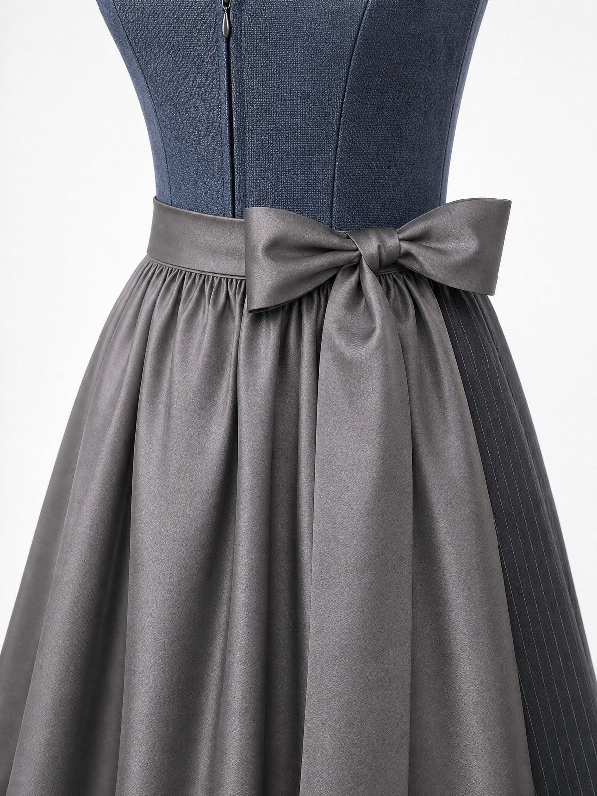 Dirndl Sina in Stahlblau mit Sturmgrau Schürze - Detailansicht Taille und Schleife