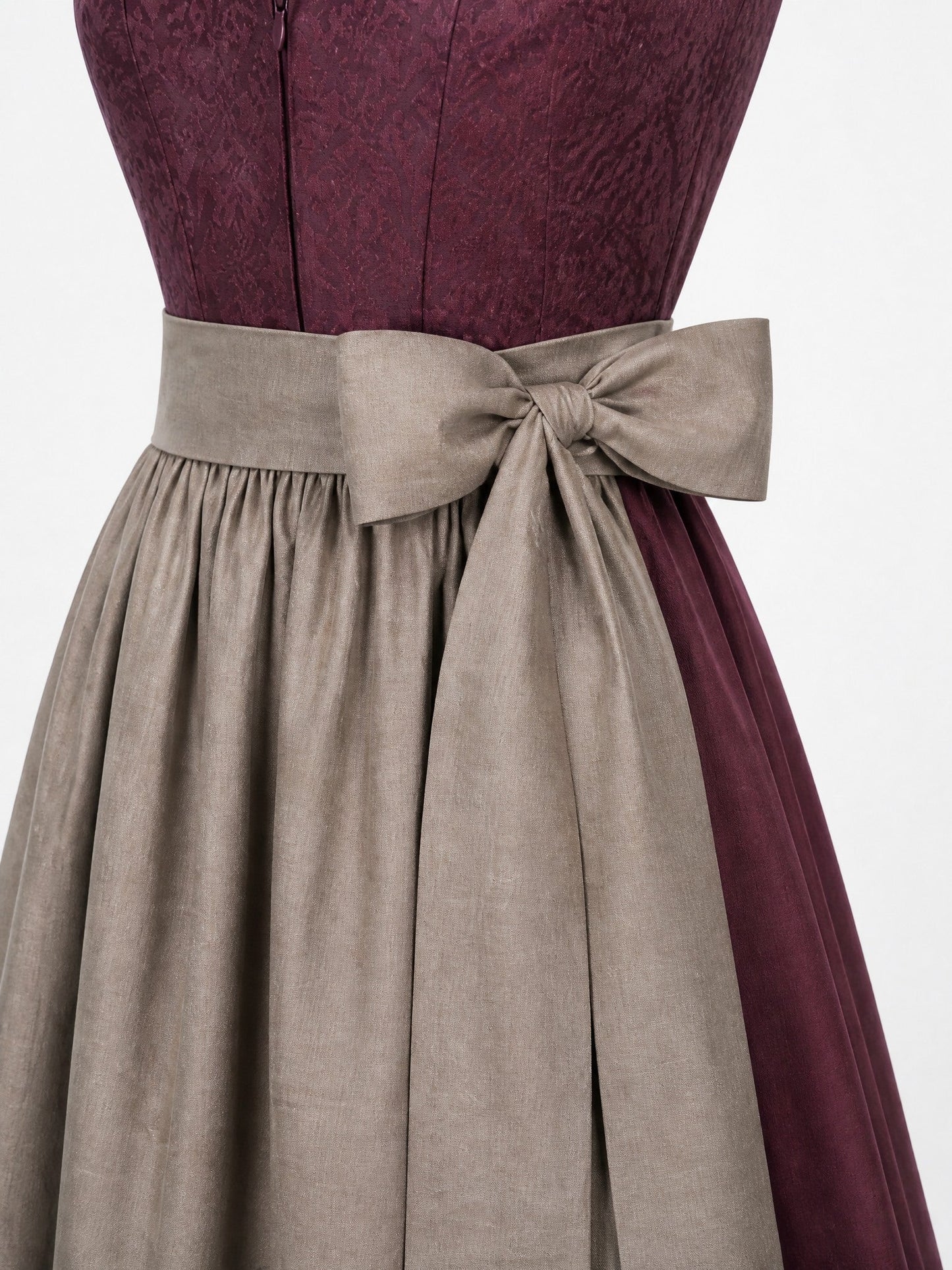 Dirndl Teresa in Weinrot mit Taupe Schürze - Detailansicht Taille und Schleife