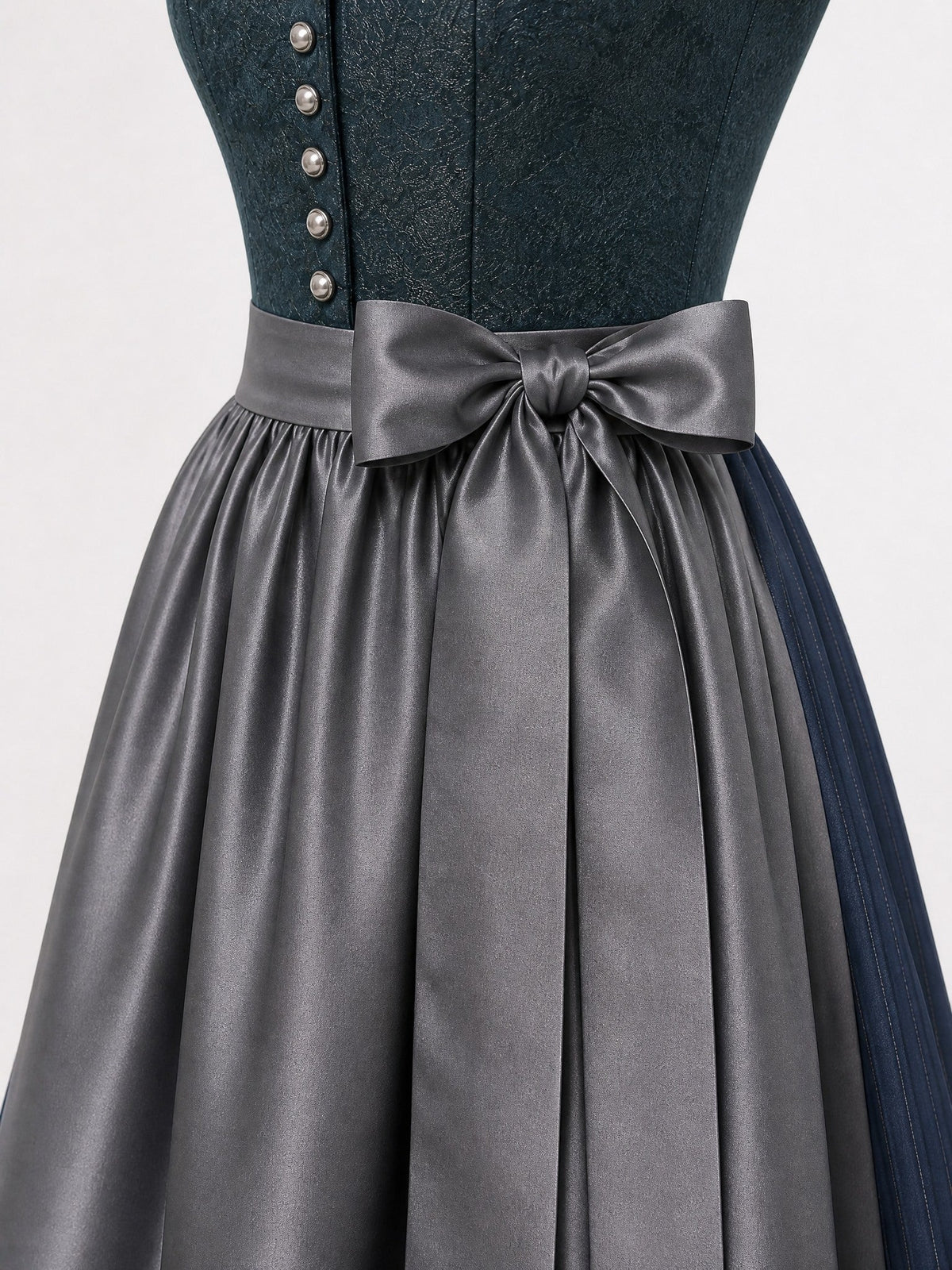 Dirndl Emma in Rauchpetrol mit Pewtergrau Schürze - Detailansicht Taille und Schleife