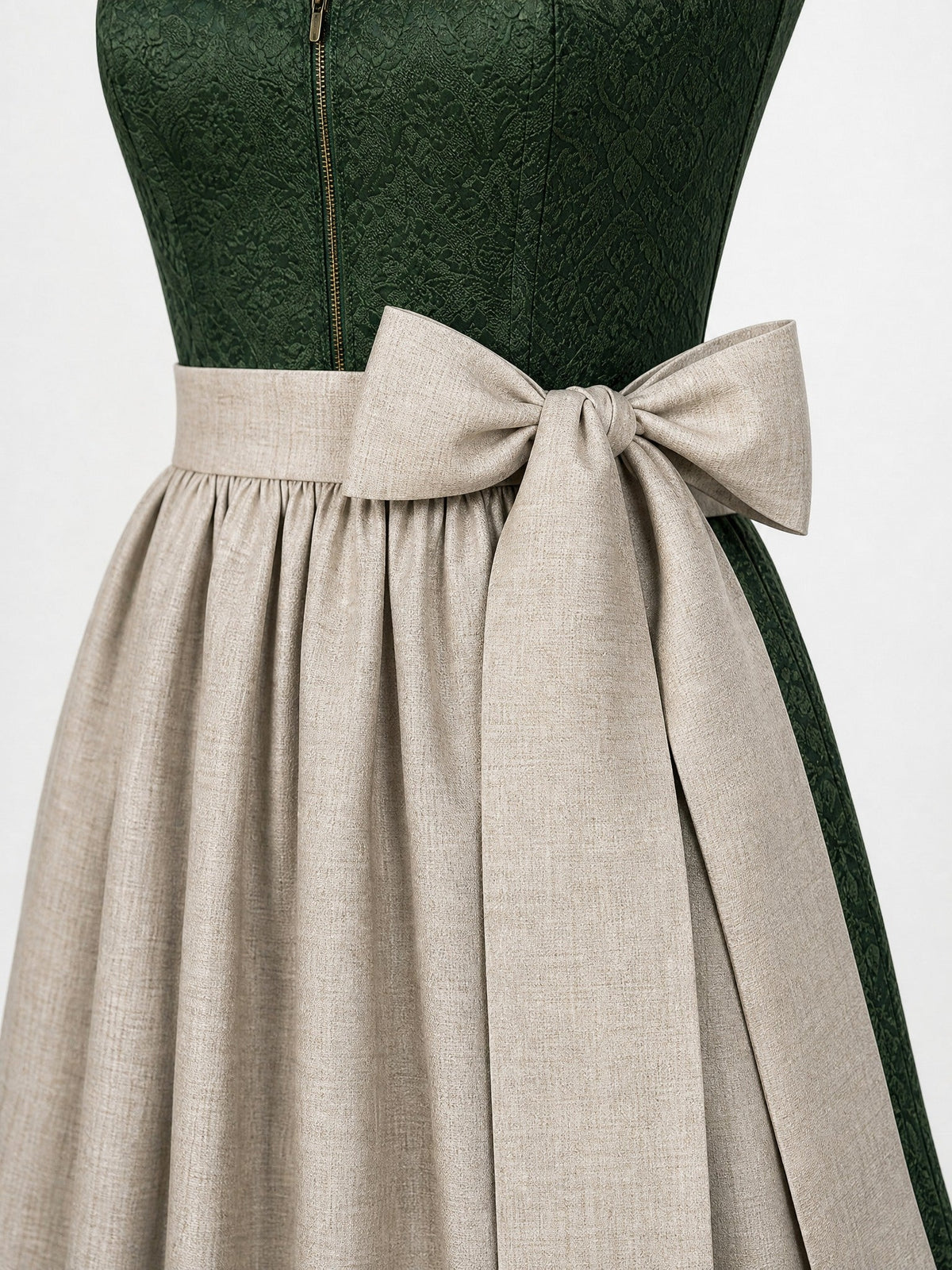 Dirndl Lia in Waldgrün mit Haferbeige Schürze - Detailansicht Taille und Schleife