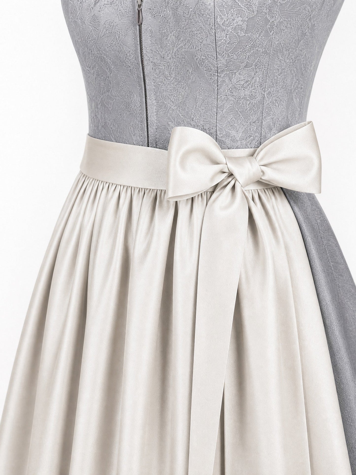 Dirndl Nora in Perlgrau mit Elfenbein Schürze - Detailansicht Taille und Schleife