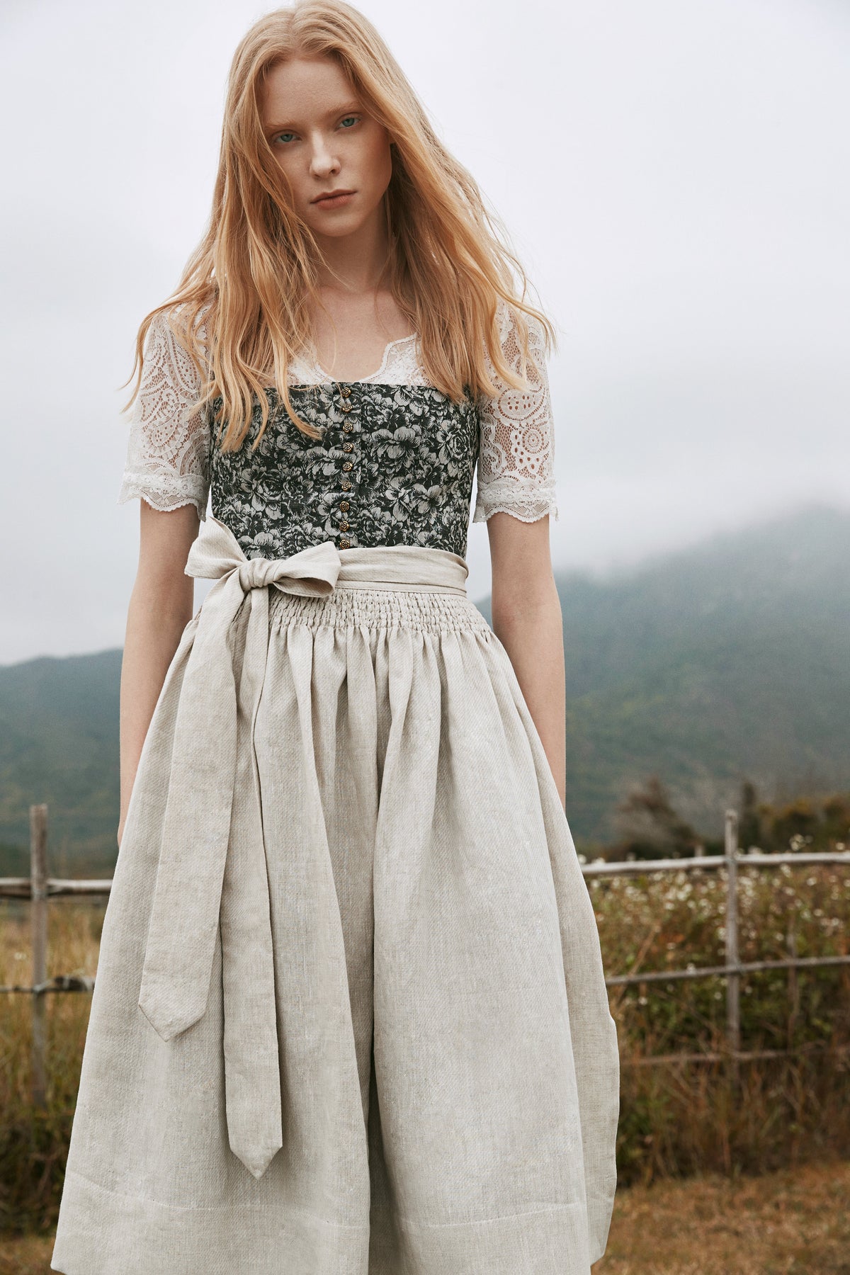 Rosalie Mit Schwarze Und Weisse Blumen | Dirndl für Damen | Grau | Gerader Ausschnitt