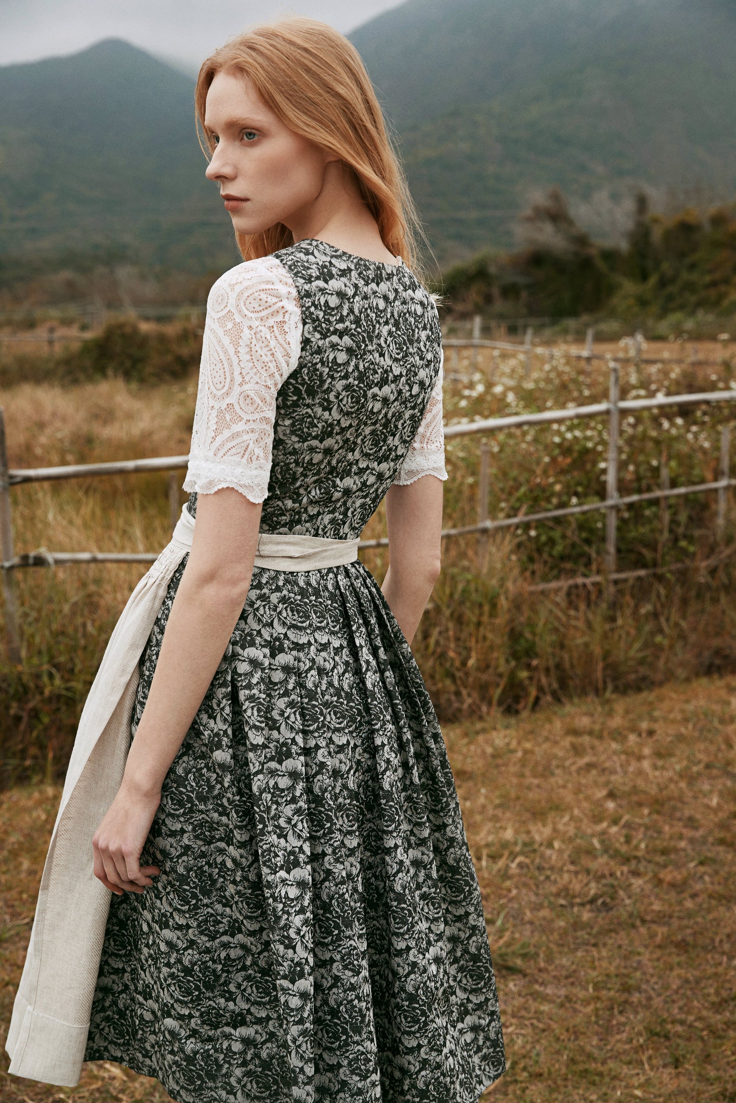 Rosalie Mit Schwarze Und Weisse Blumen | Dirndl für Damen | Grau | Gerader Ausschnitt