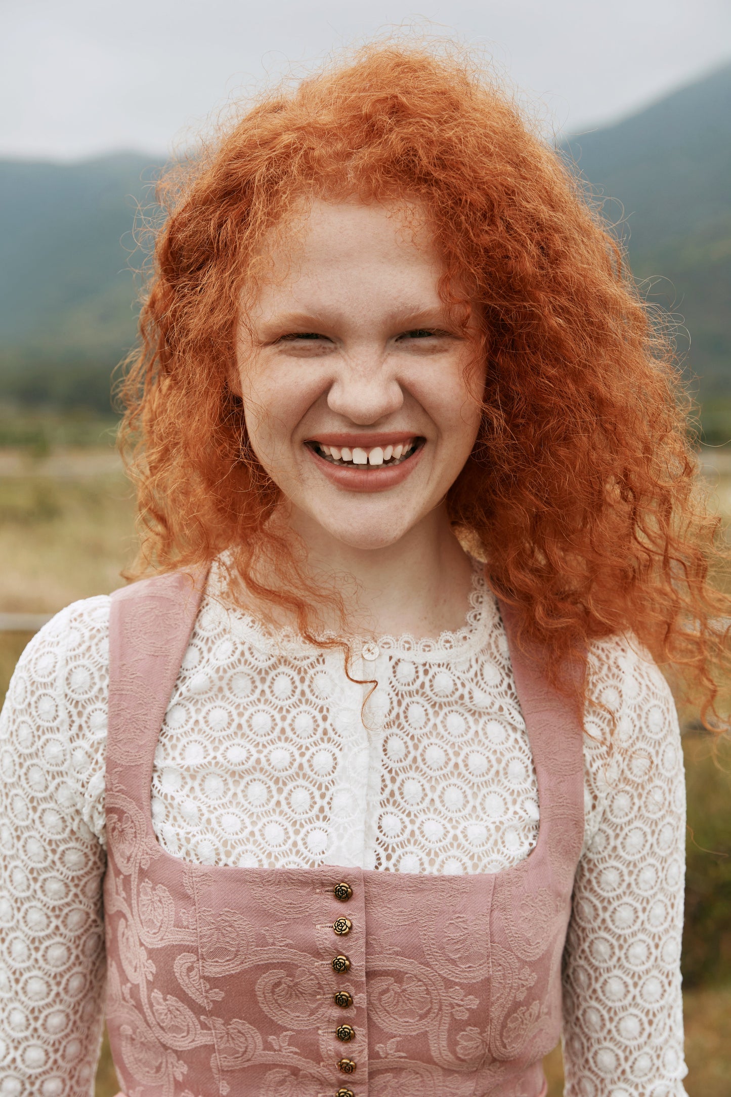Wiesn Look Rosalie – Dirndl in Rosa mit Gerader Ausschnitt