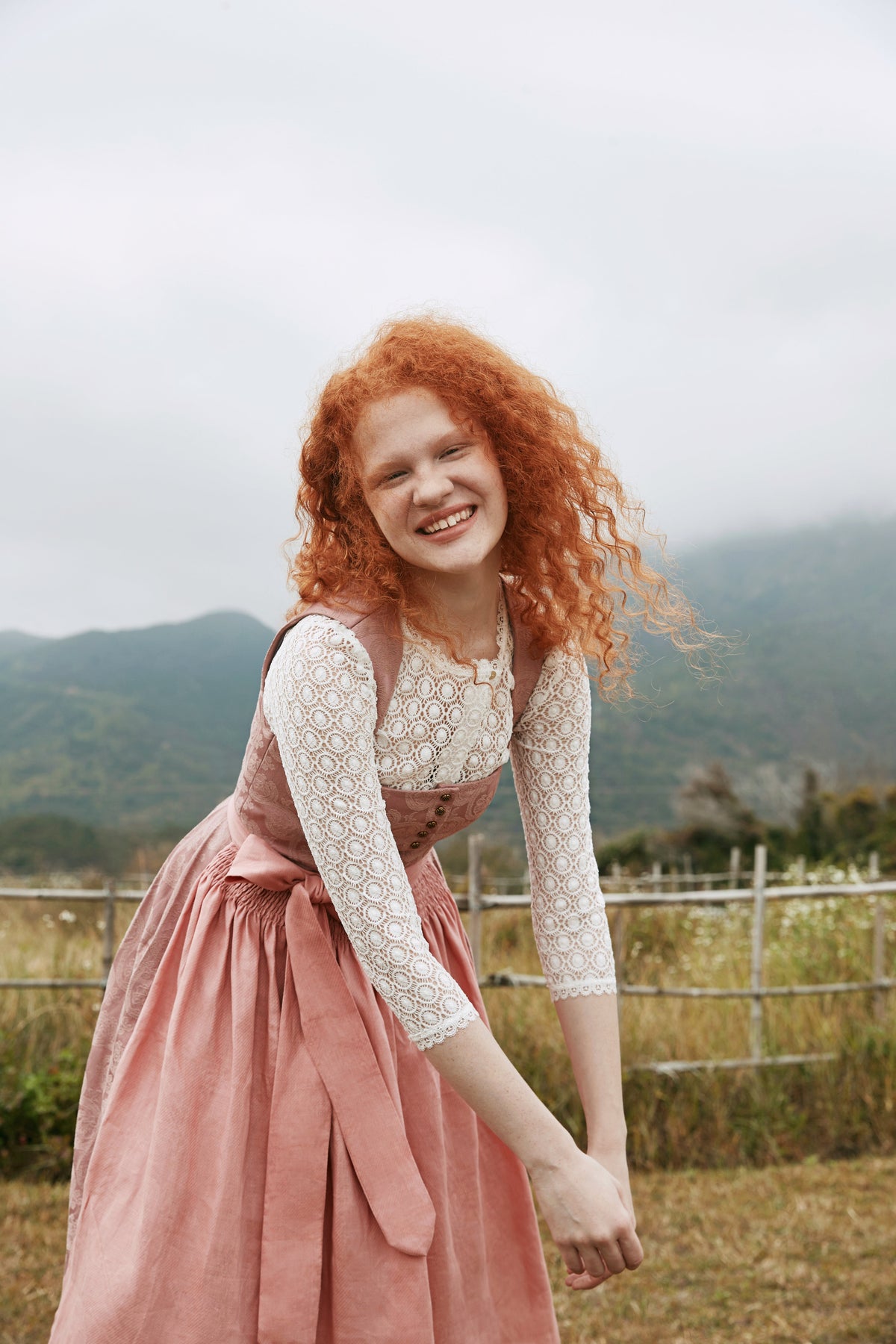 Wiesn Look Rosalie – Dirndl in Rosa mit Gerader Ausschnitt