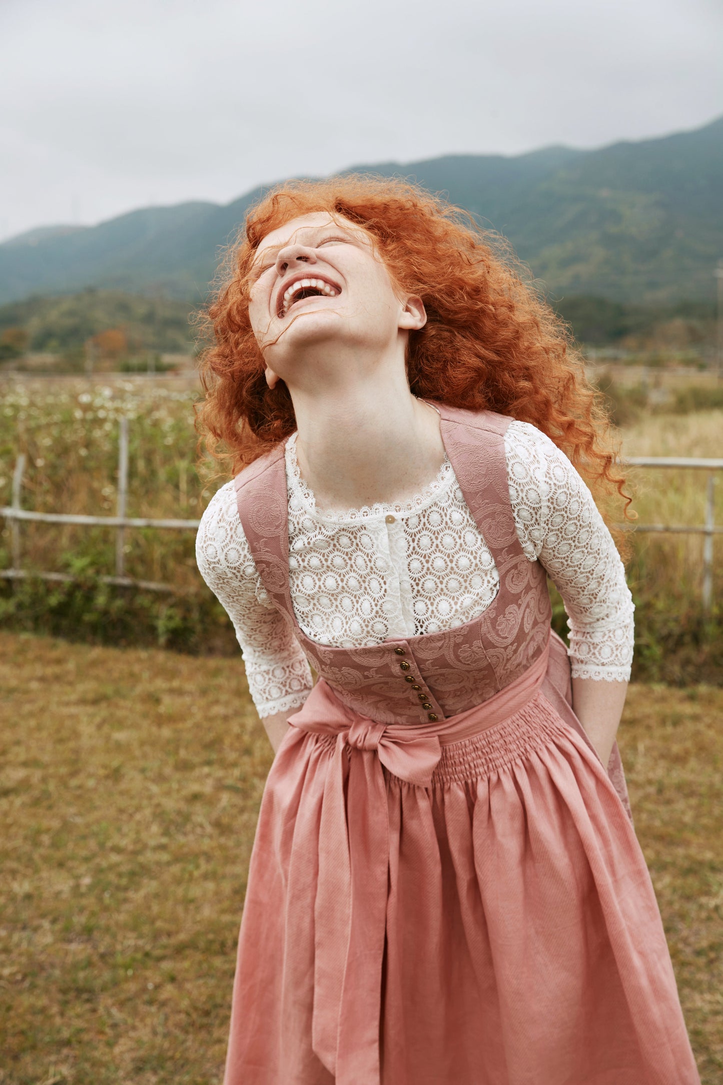Wiesn Look Rosalie – Dirndl in Rosa mit Gerader Ausschnitt