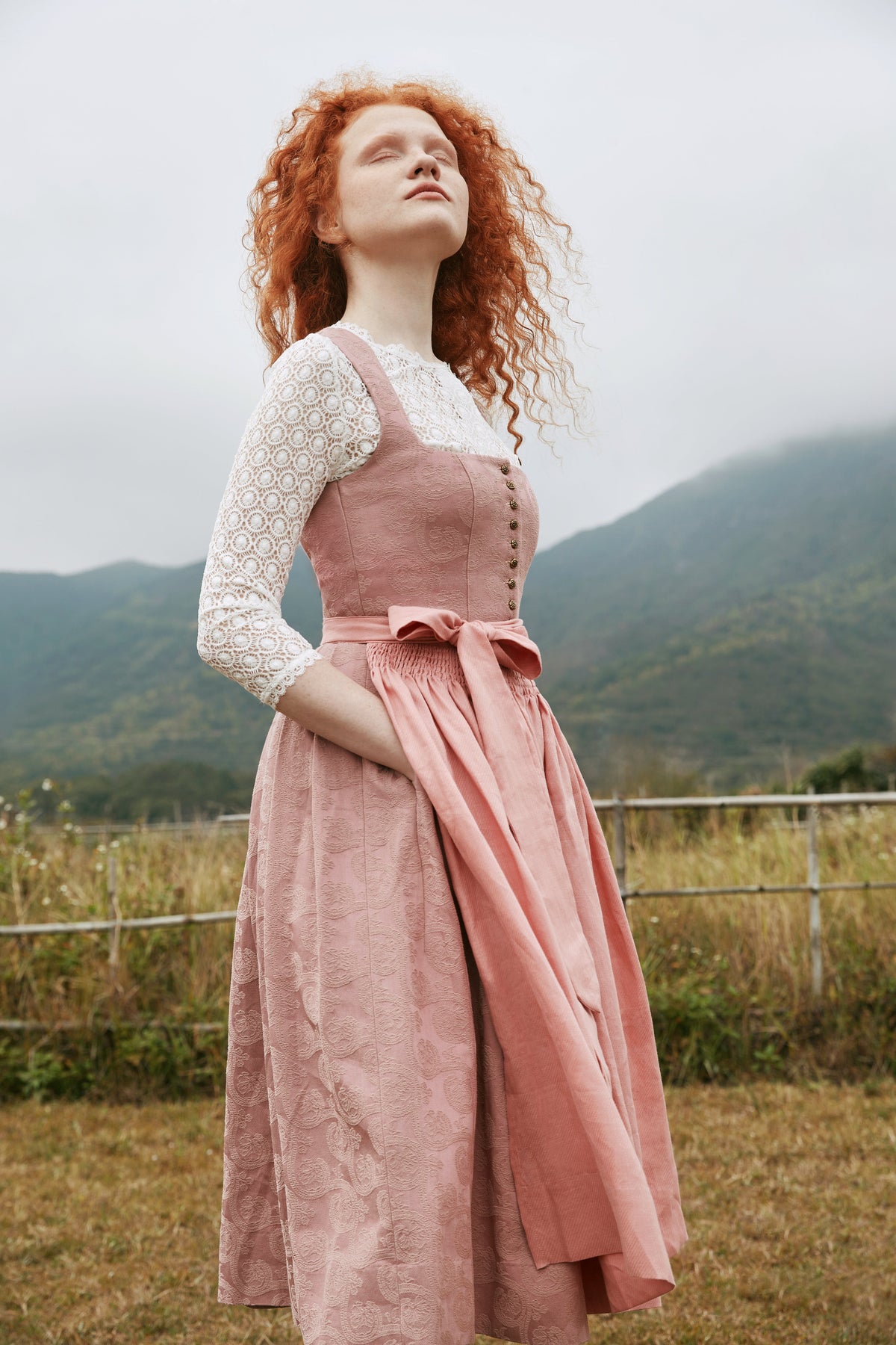 Wiesn Look Rosalie – Dirndl in Rosa mit Gerader Ausschnitt