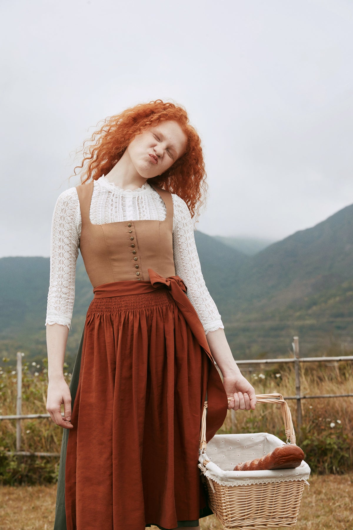Mila | Dirndl für Damen | Braun | Gerader Ausschnitt