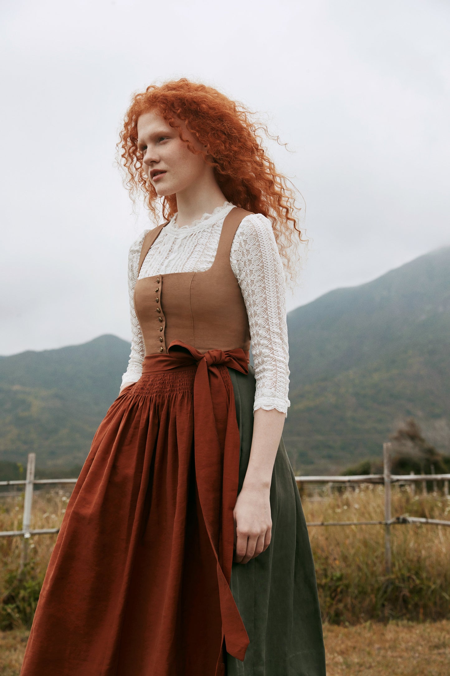 Mila | Dirndl für Damen | Braun | Gerader Ausschnitt