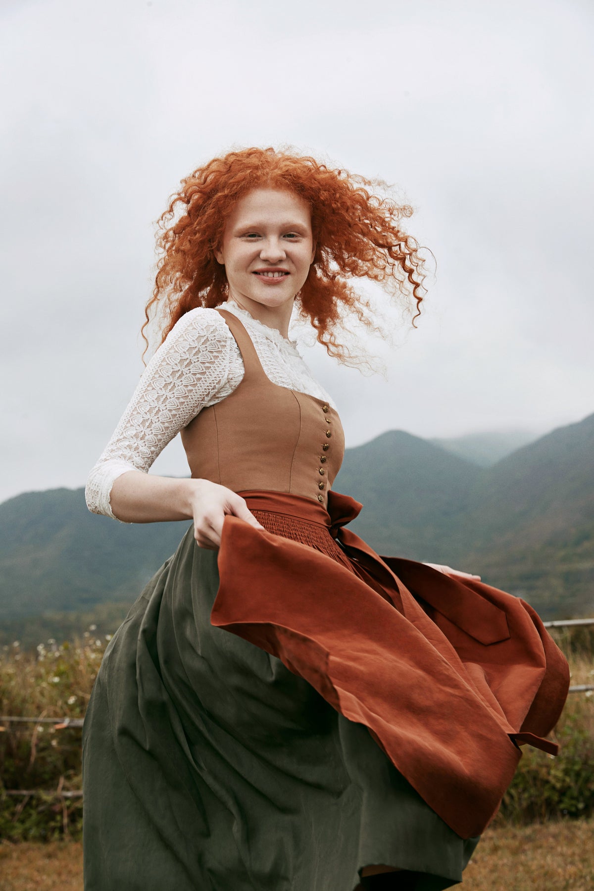 Mila | Dirndl für Damen | Braun | Gerader Ausschnitt