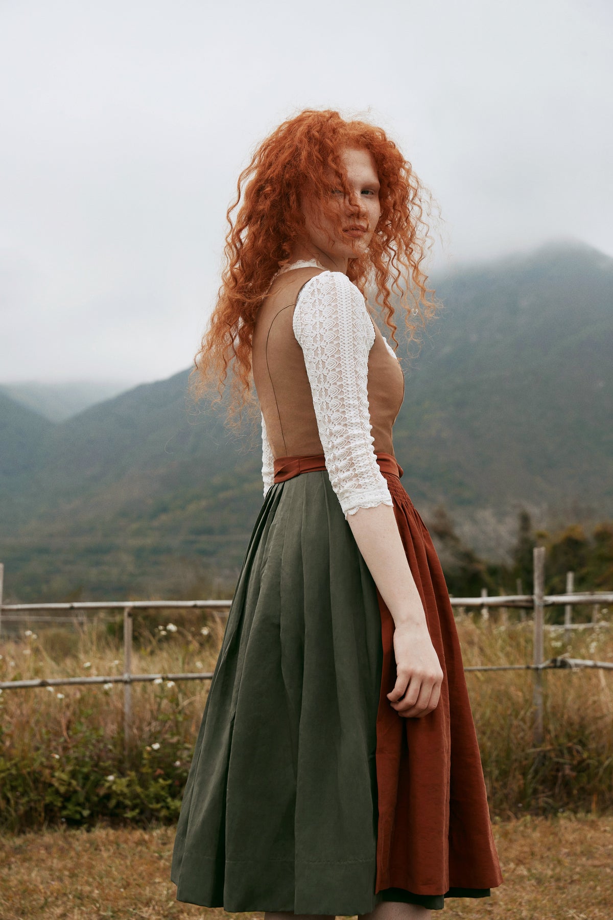 Mila | Dirndl für Damen | Braun | Gerader Ausschnitt