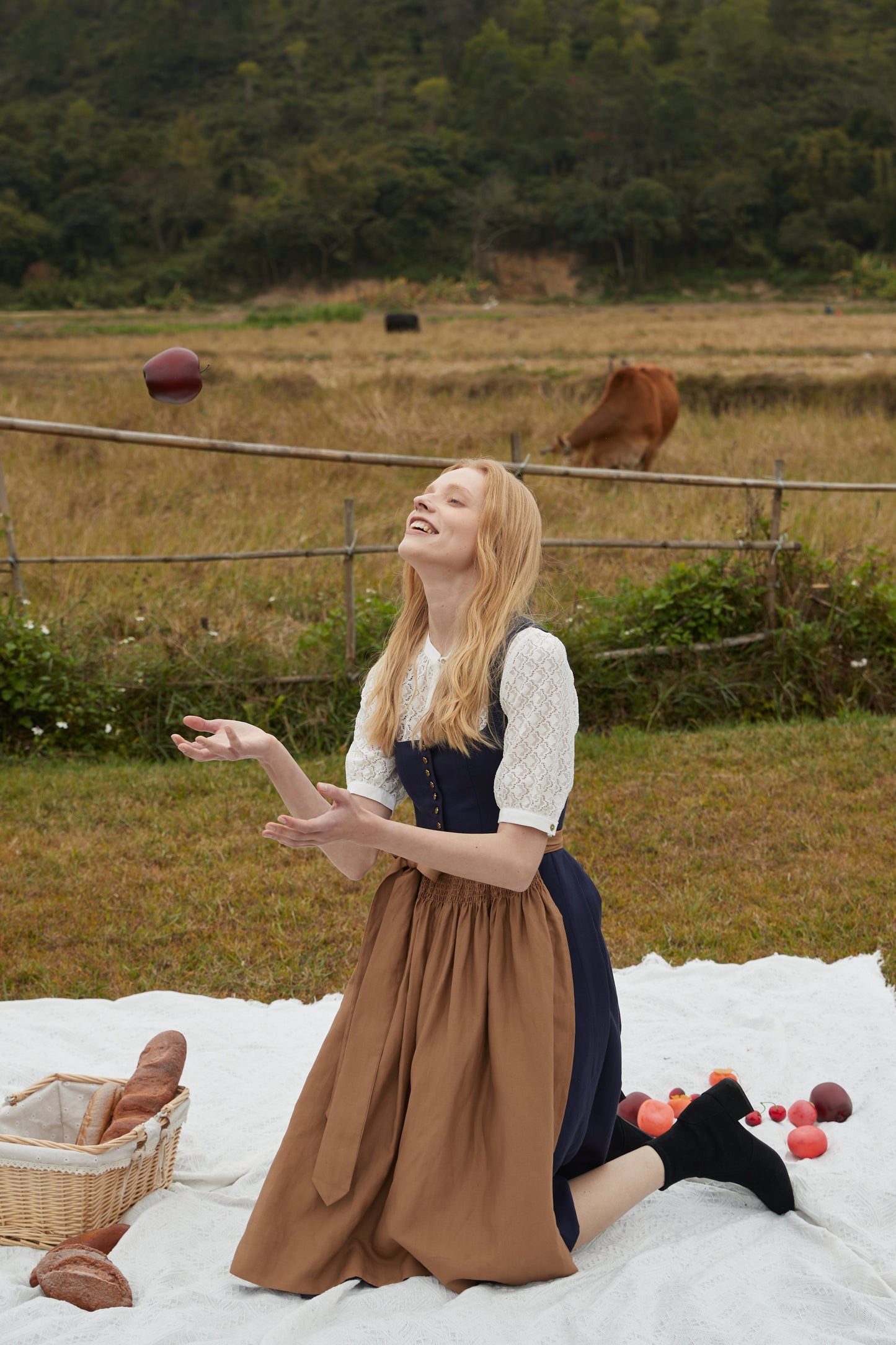 Dirndl Mila – Knopfverschluss in Blau