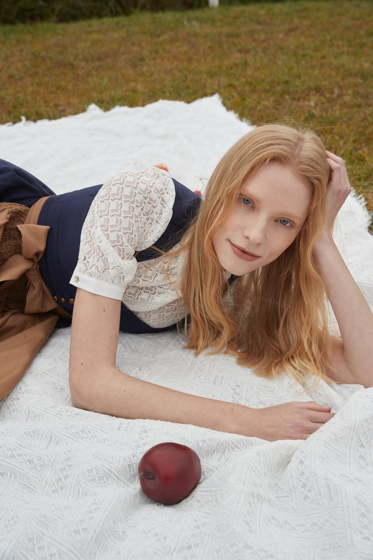 Dirndl Mila – Knopfverschluss in Blau