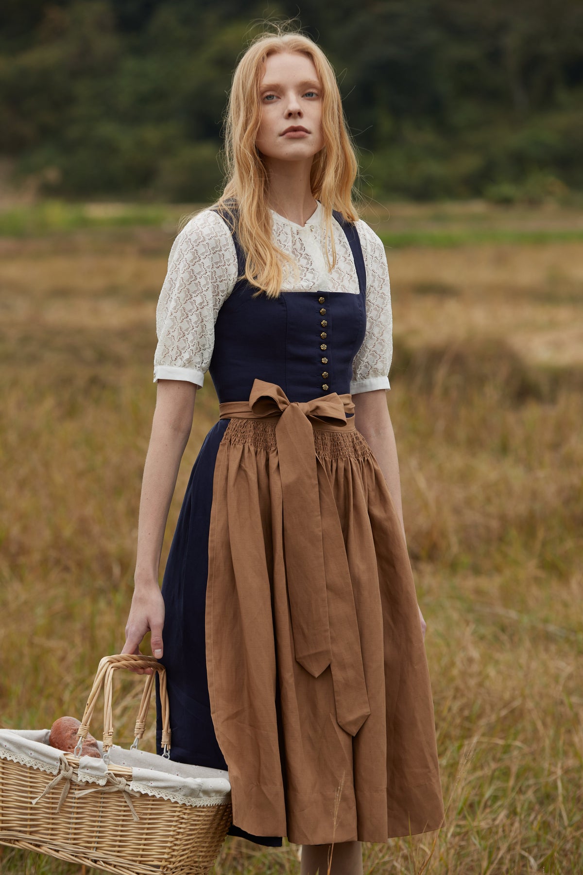 Dirndl Mila – Knopfverschluss in Blau