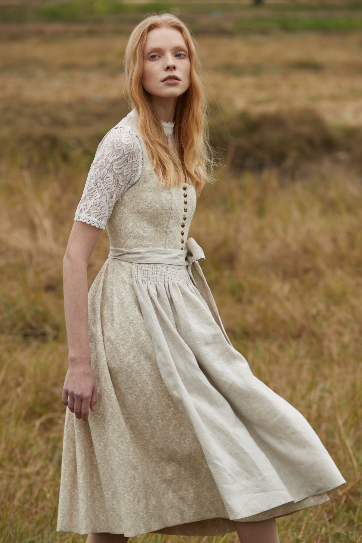 Fiona Dirndl im traditionellen Stil in Beige