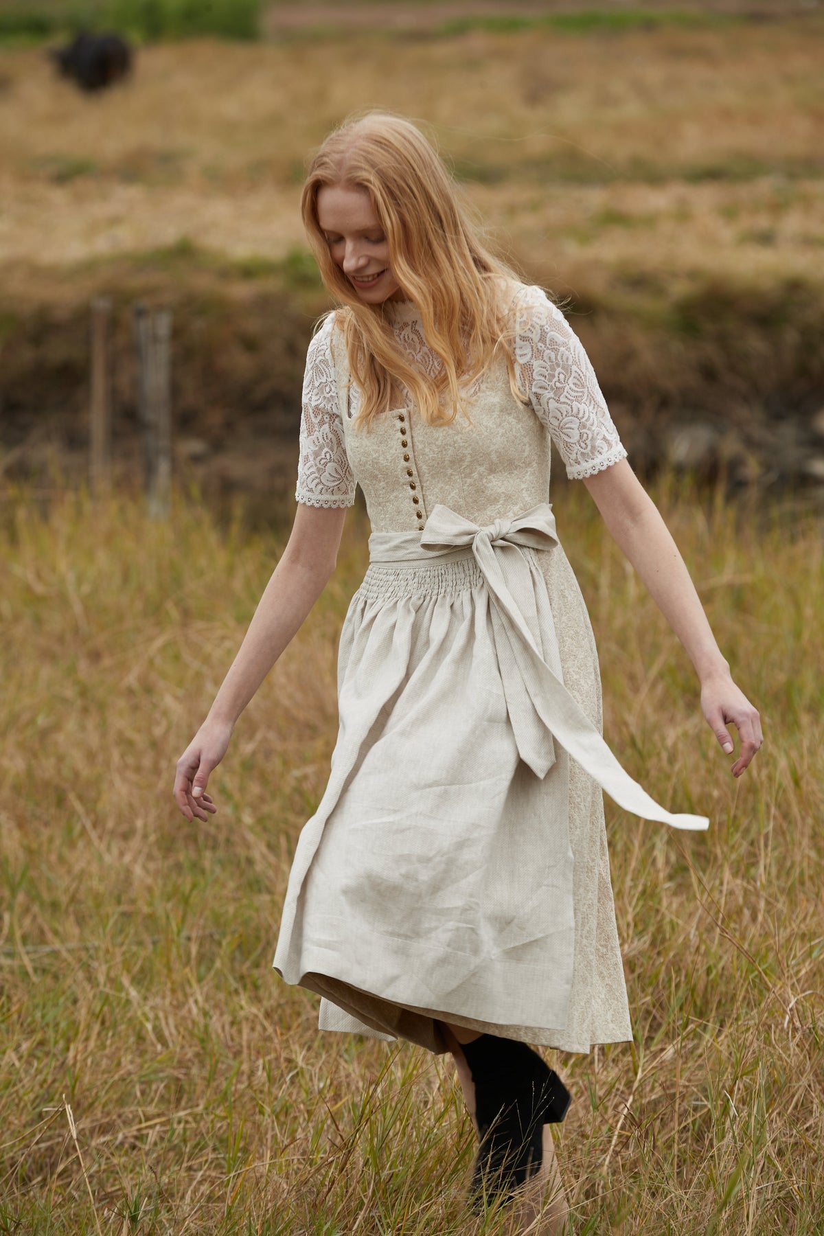 Fiona Dirndl im traditionellen Stil in Beige