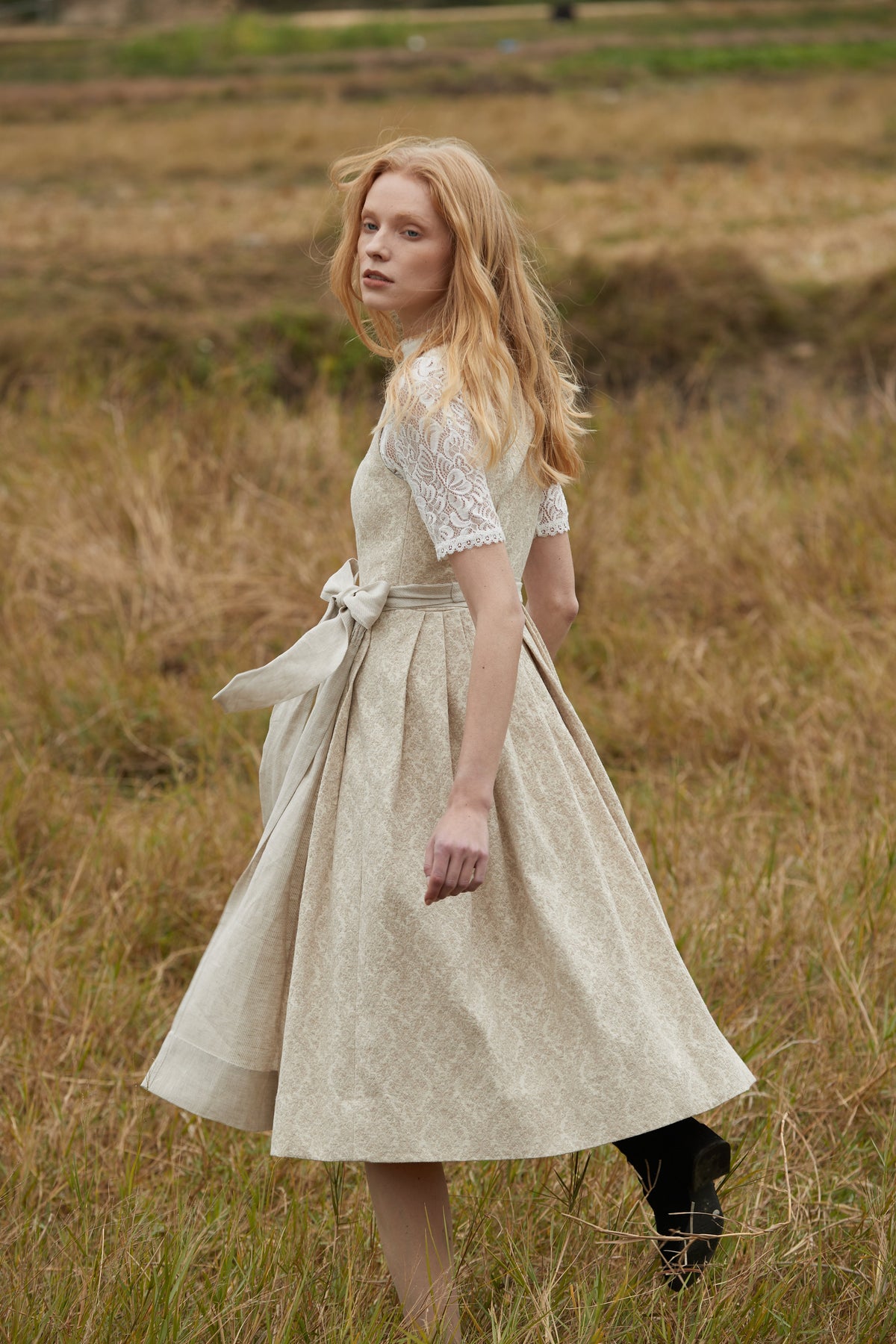 Fiona Dirndl im traditionellen Stil in Beige