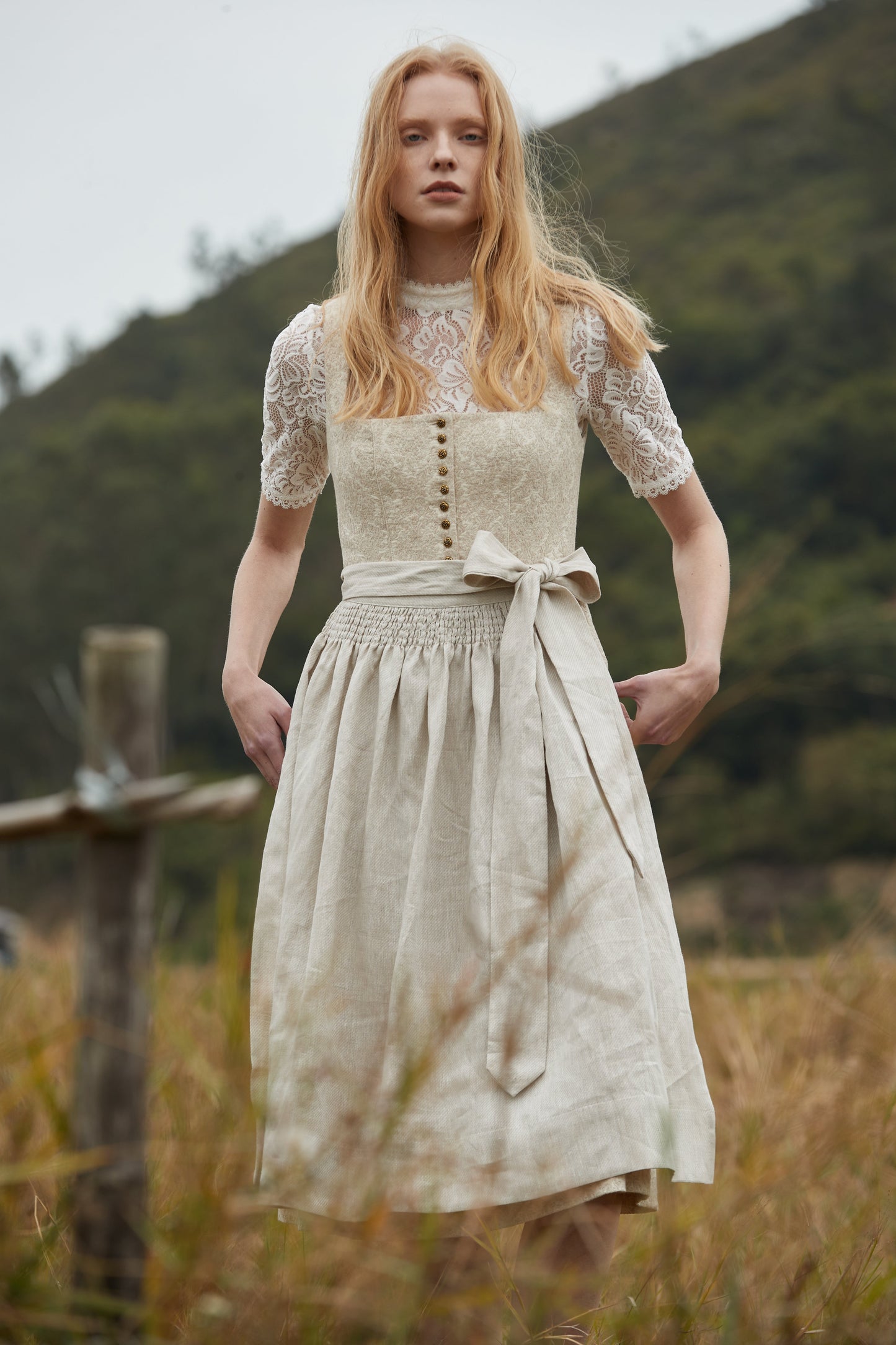 Fiona Dirndl im traditionellen Stil in Beige