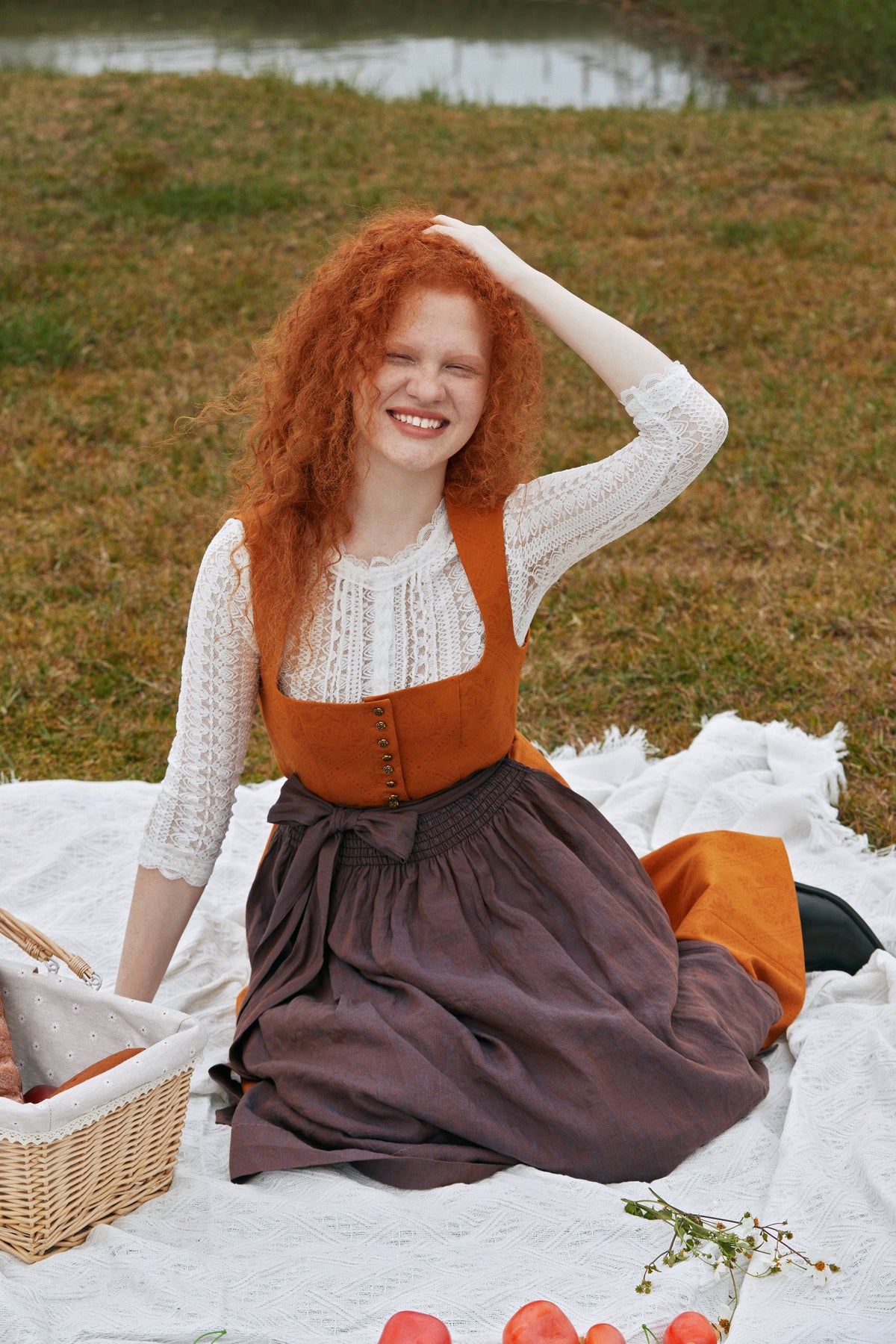 Traditionelles Trachtenkleid Klara Orange in Gelb mit Allover-Muster