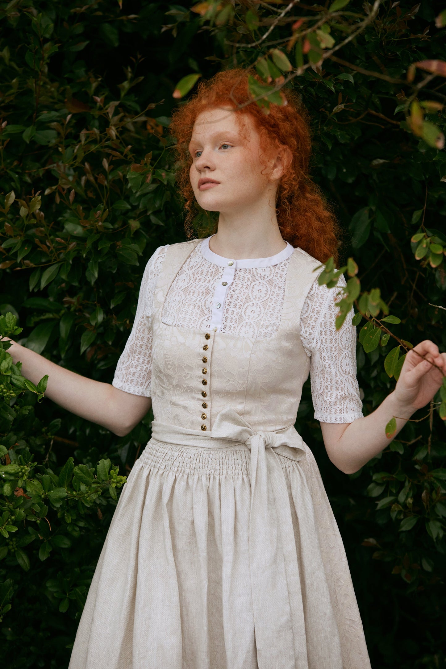 Rosalie – Elegantes Trachtenkleid in Beige mit floralem Muster