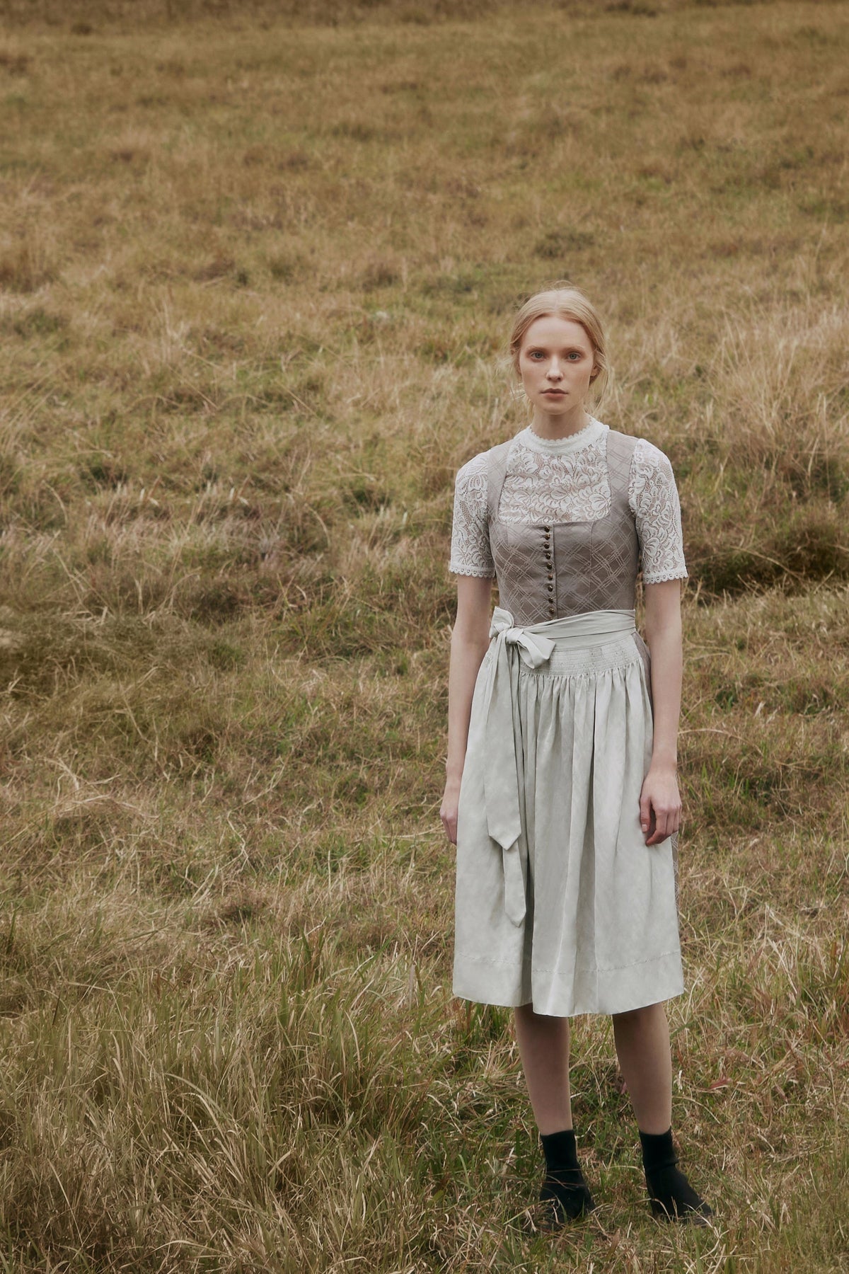 Dirndl Rosalie Silber – strukturierter Optik in Grau