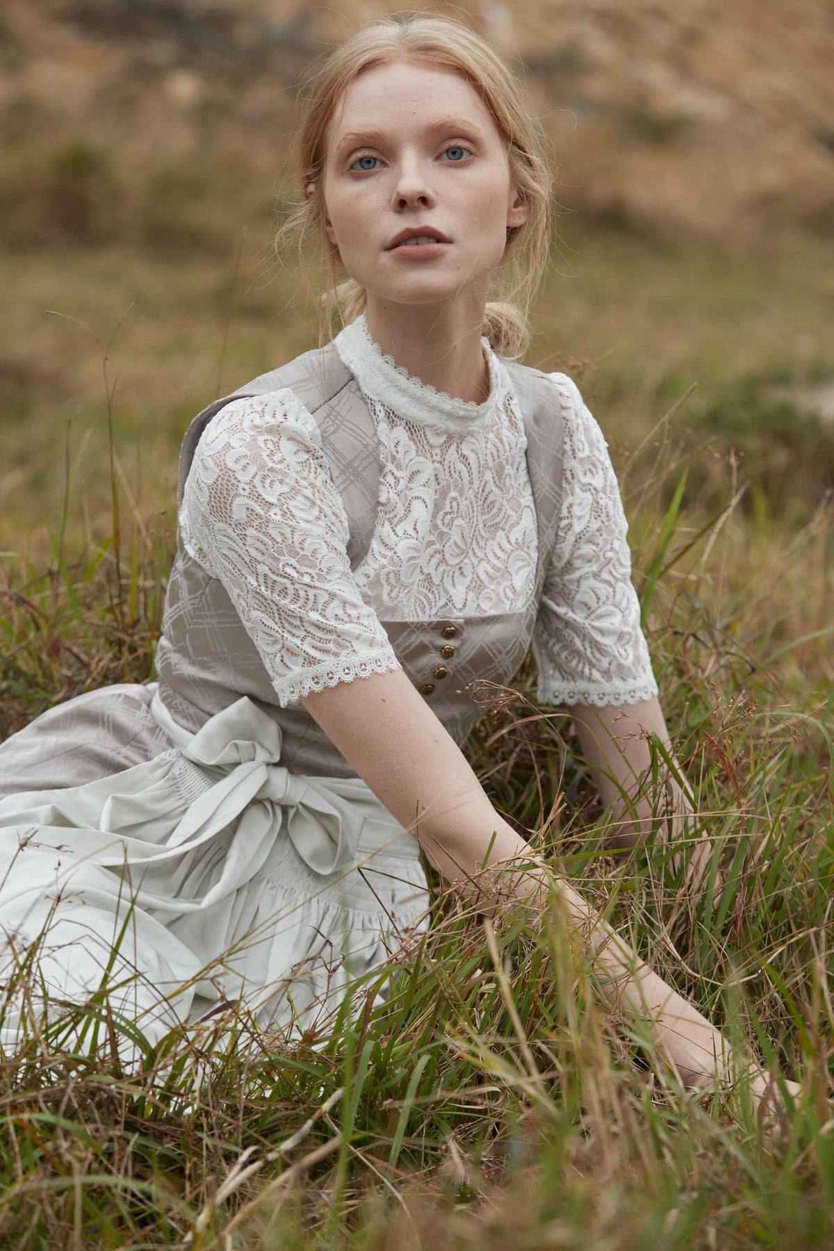 Dirndl Rosalie Silber – strukturierter Optik in Grau