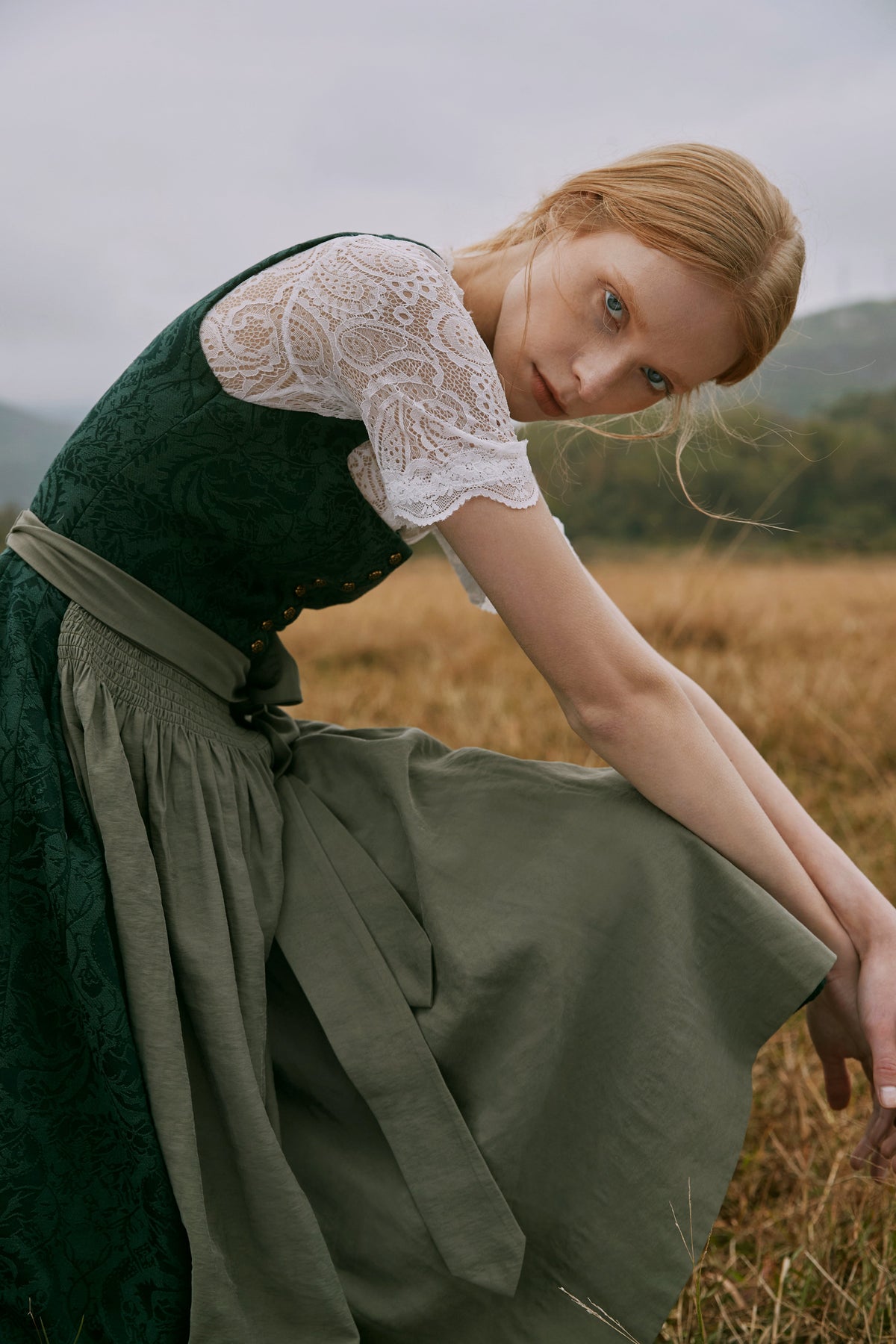 Trachten-Dirndl Rosalie Dunkelgrun in Grün – floralem Muster