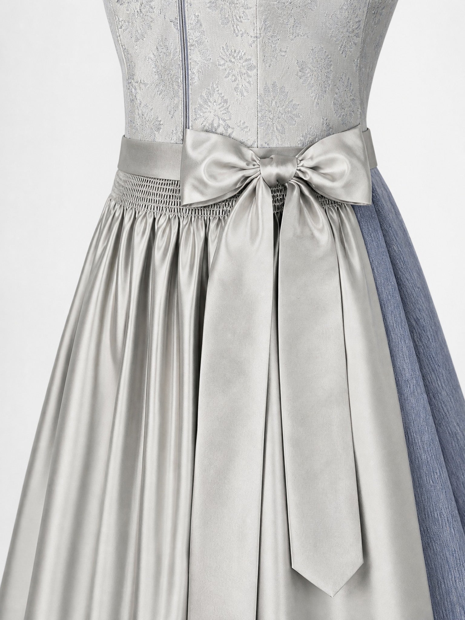 Dirndl Anika in Rauchflieder mit Perlgrau Schürze - Detailansicht Taille und Schleife