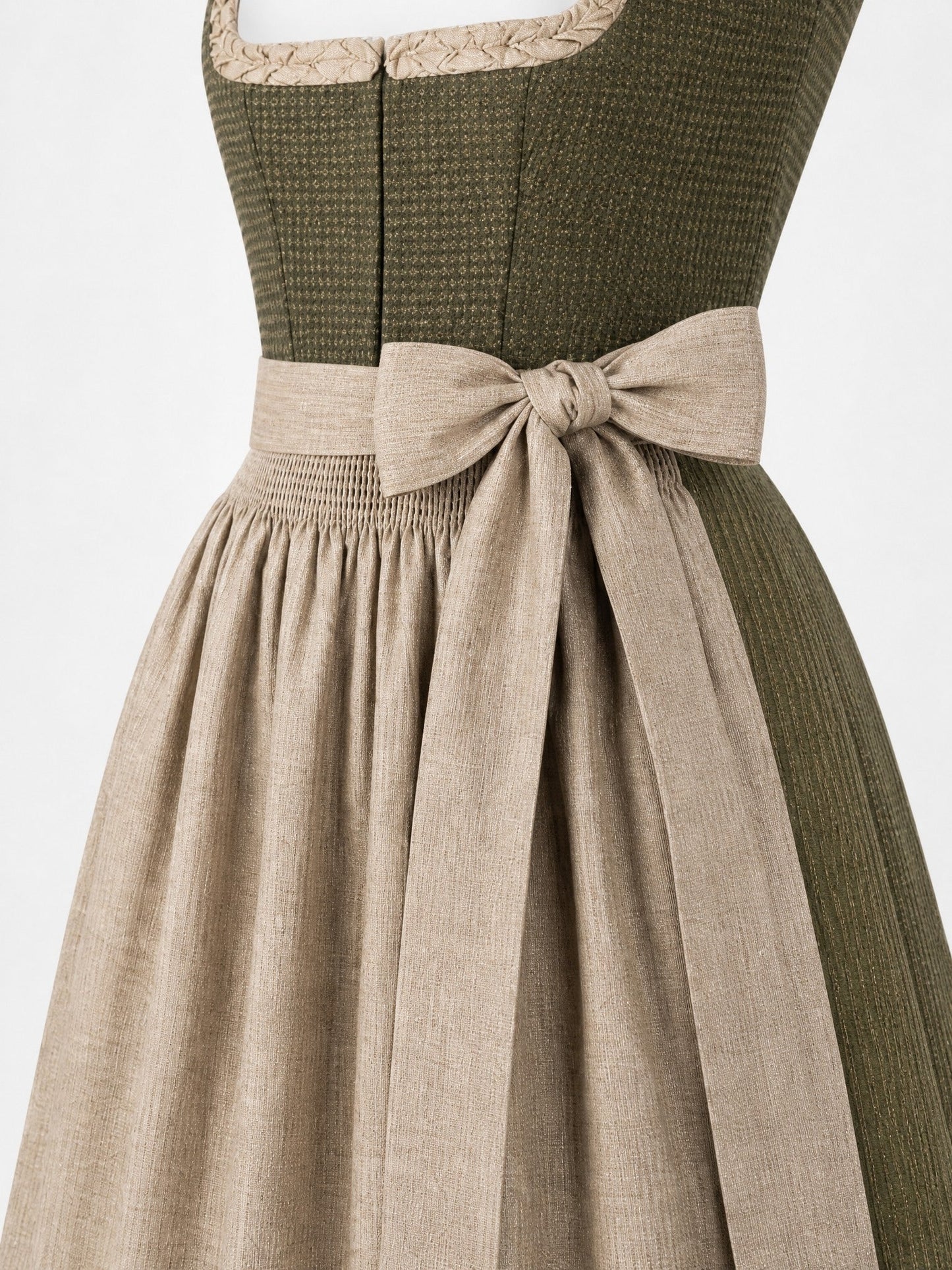 Dirndl Carolin in Dunkeloliv mit Flachs Schürze - Detailansicht Taille und Schleife
