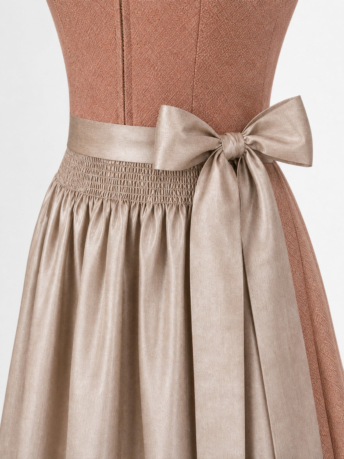 Dirndl Emilia in Terrakotta-Rosé mit Flachs Schürze - Detailansicht Taille und Schleife