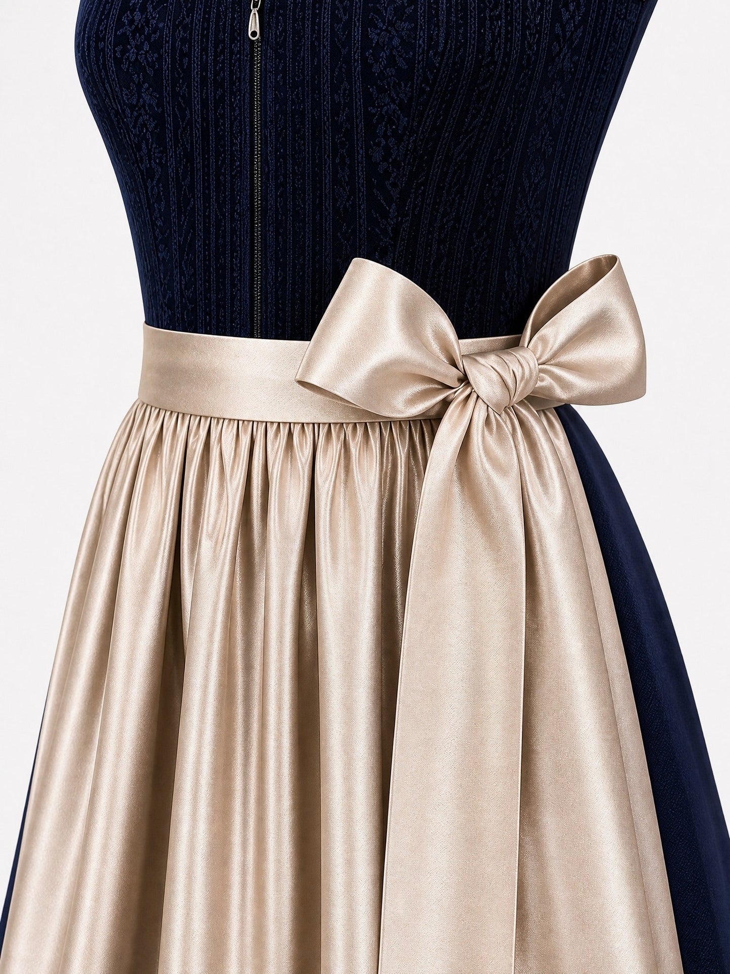 Dirndl Greta in Mitternachtsblau mit Champagner Schürze - Detailansicht Taille und Schleife