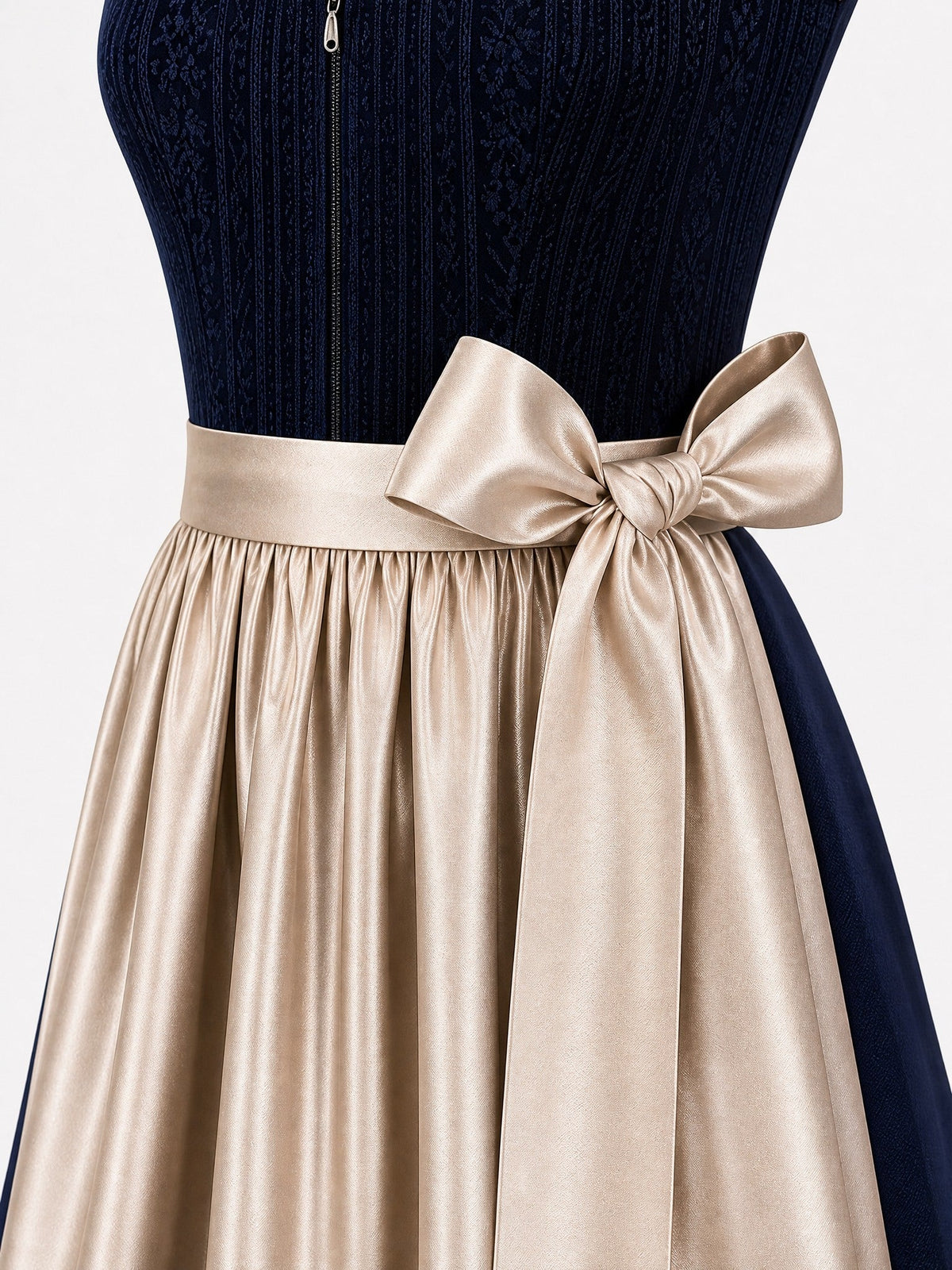 Dirndl Greta in Mitternachtsblau mit Champagner Schürze - Detailansicht Taille und Schleife