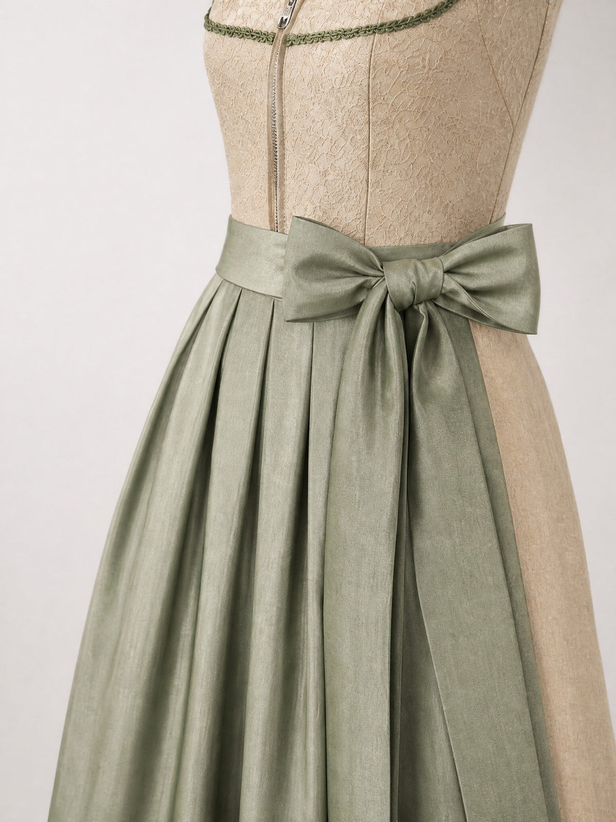 Dirndl Lena in Tonbeige mit Eukalyptusgrün Schürze - Detailansicht Taille und Schleife