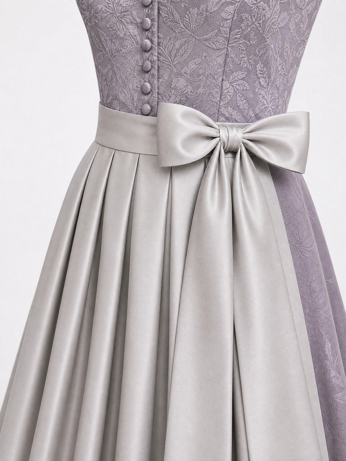 Dirndl Leonie in Silberblau mit Perlgrau Schürze - Detailansicht Taille und Schleife