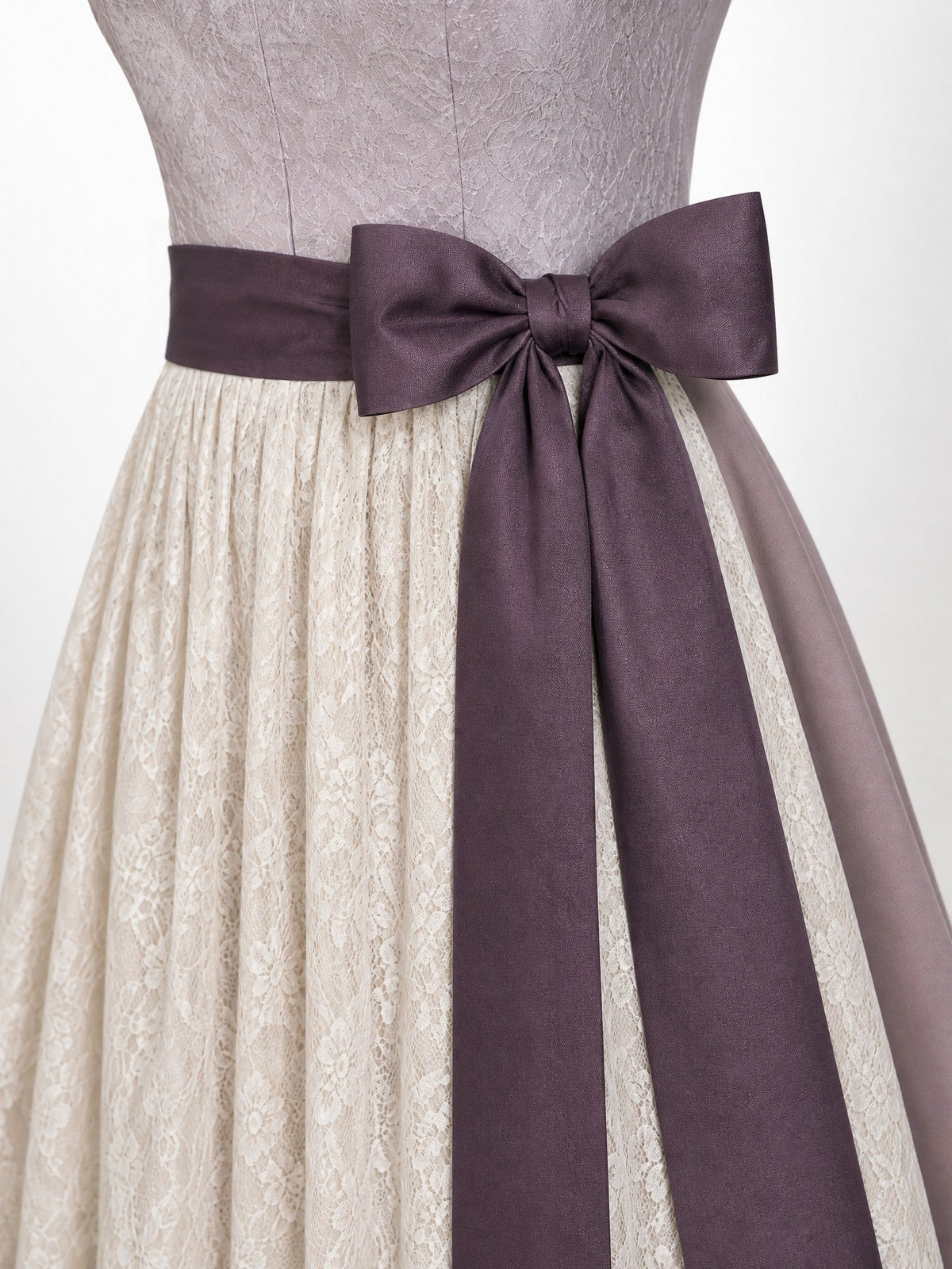 Dirndl Luisa in Alt-Lavendel mit Elfenbein Schürze - Detailansicht Taille und Schleife
