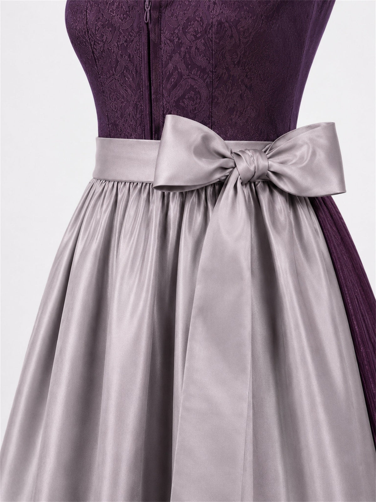 Damast Dirndl Aubergine Mit Eckigem Ausschnitt Anika Dirndl im traditionellen Stil in Grau