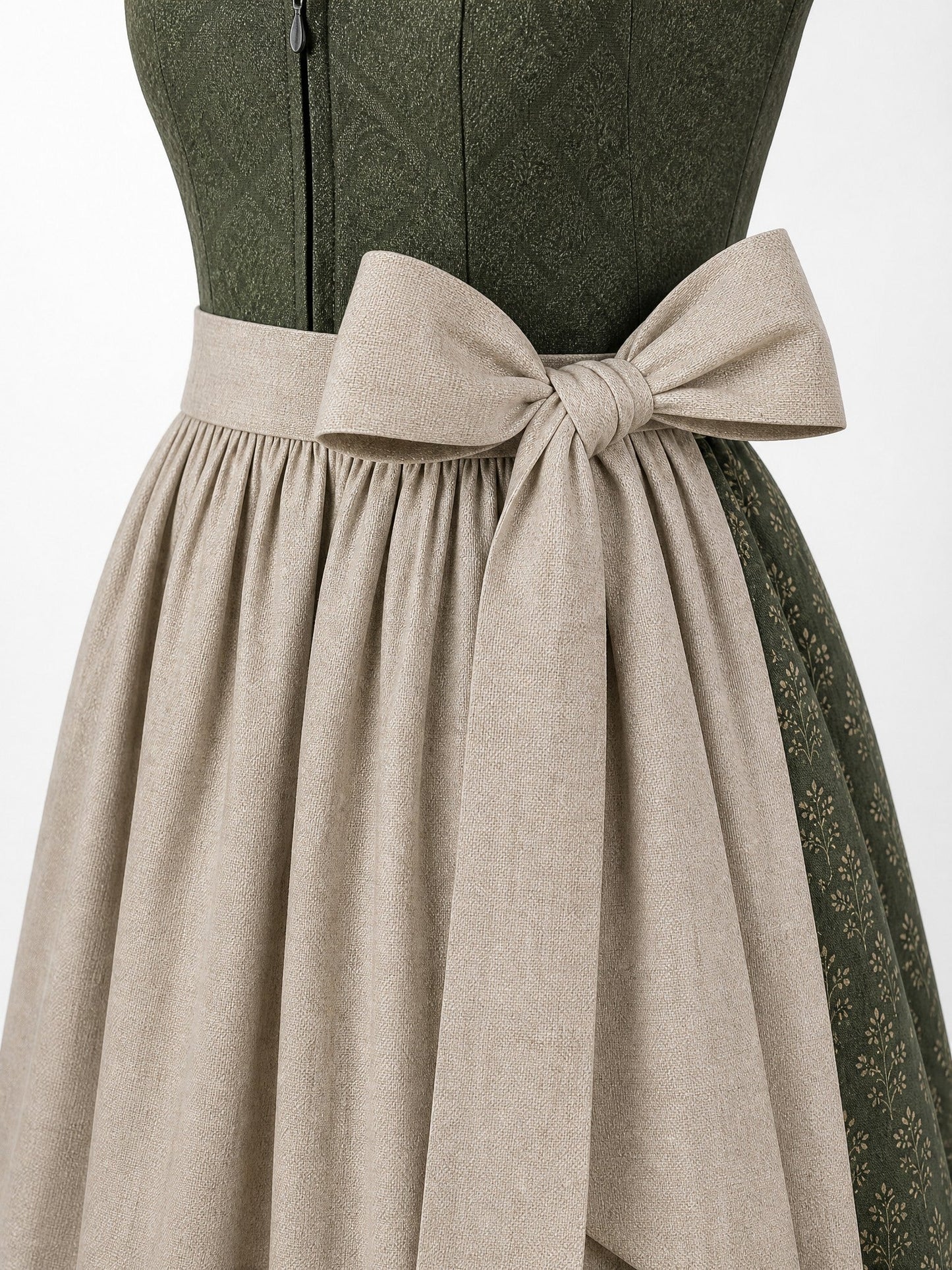 Dirndl Anna in Waldgrün mit Haferbeige Schürze - Detailansicht Taille und Schleife